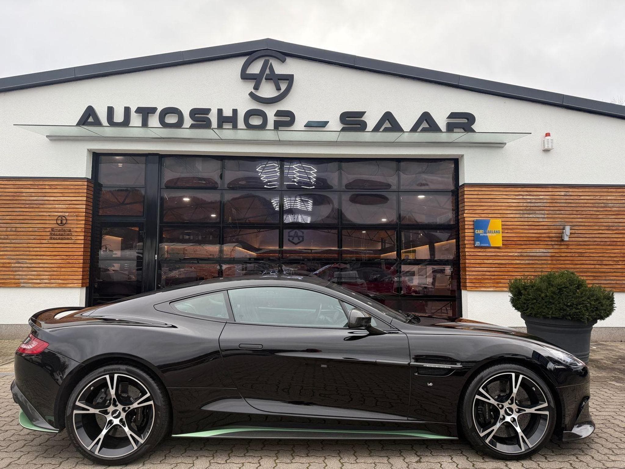 Aston-Martin Vanquish S Coupé V12 (2017) - Photo 10