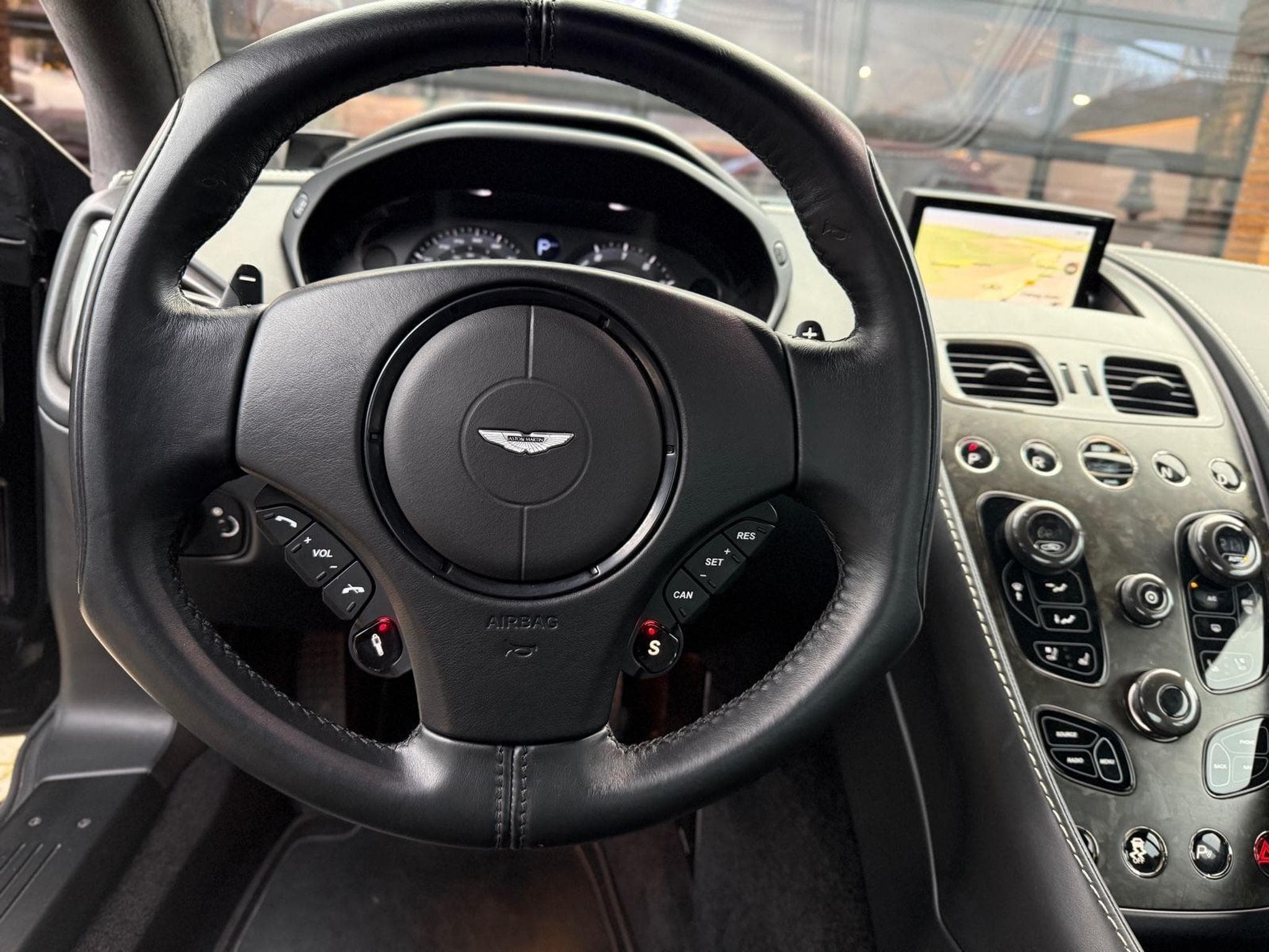 Aston-Martin Vanquish S Coupé V12 (2017) - Photo 2