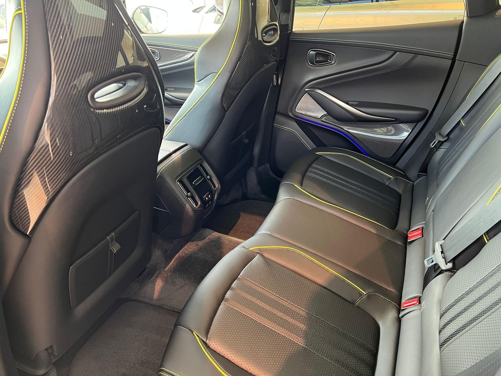 Aston-Martin DBX 4.0l 707cv AMR EDITION (2025) - Photo 8