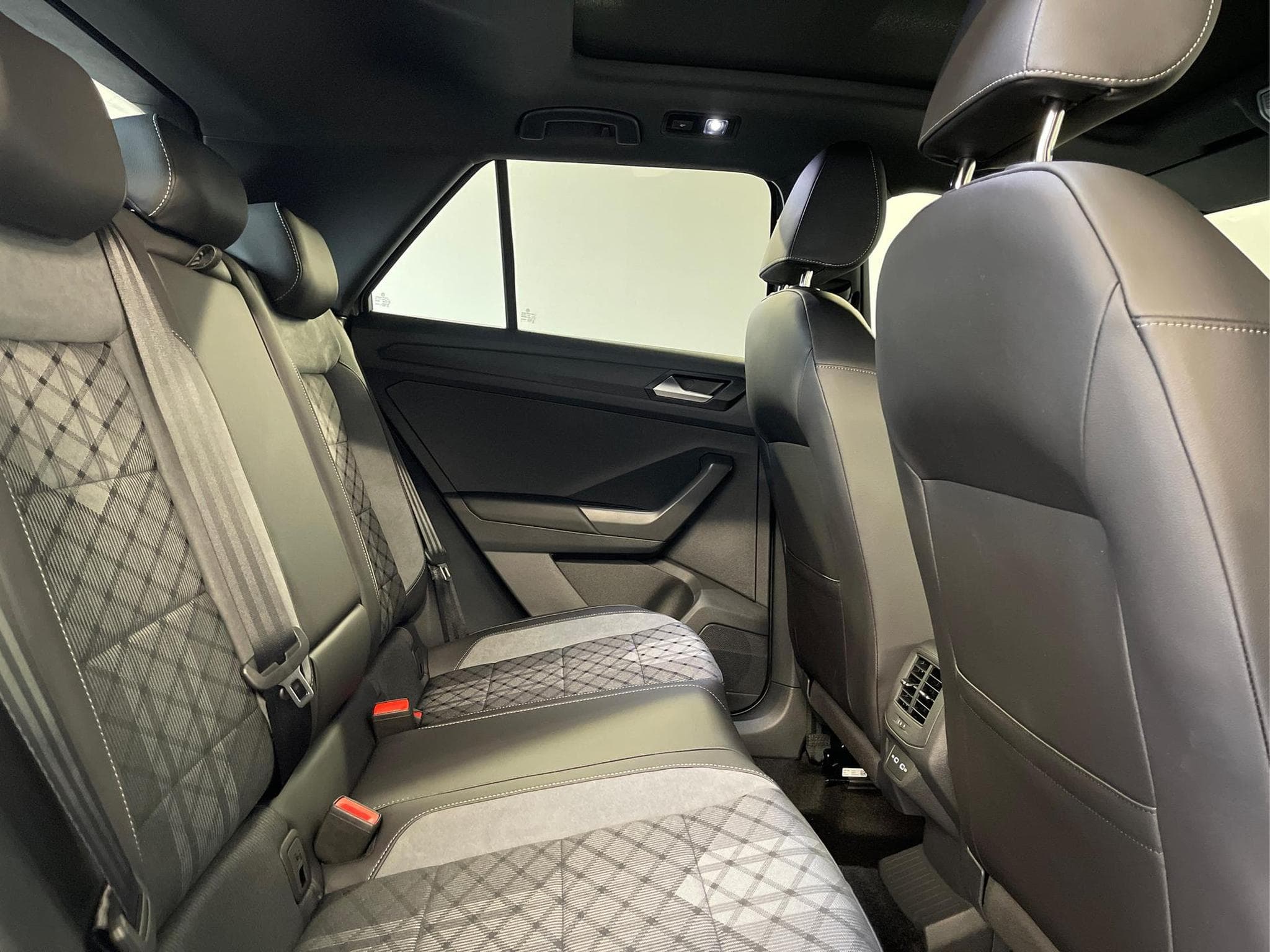 VW T-Roc R-Line (2025) - Photo 16