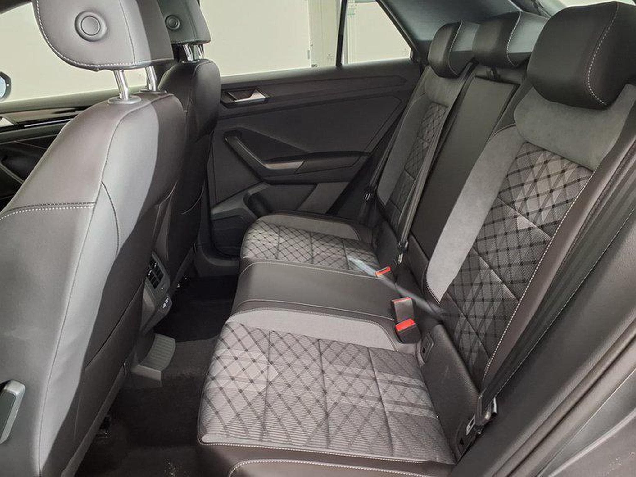 VW T-Roc R-Line 1.5 TSI 7-Gang-DSG (2025) - Photo 10