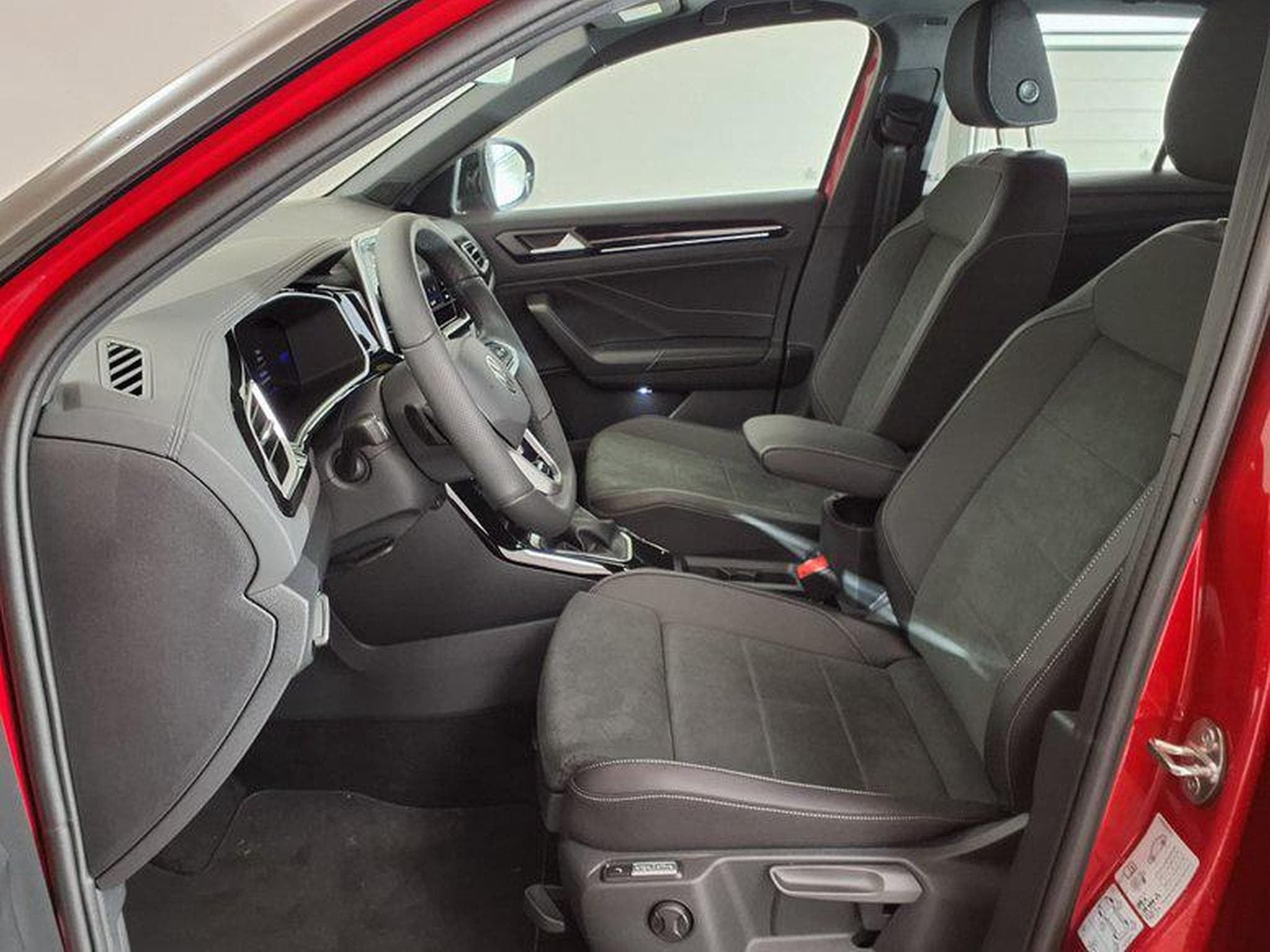 VW T-Roc R-Line 1.5 TSI 7-Gang-DSG (2025) - Photo 9