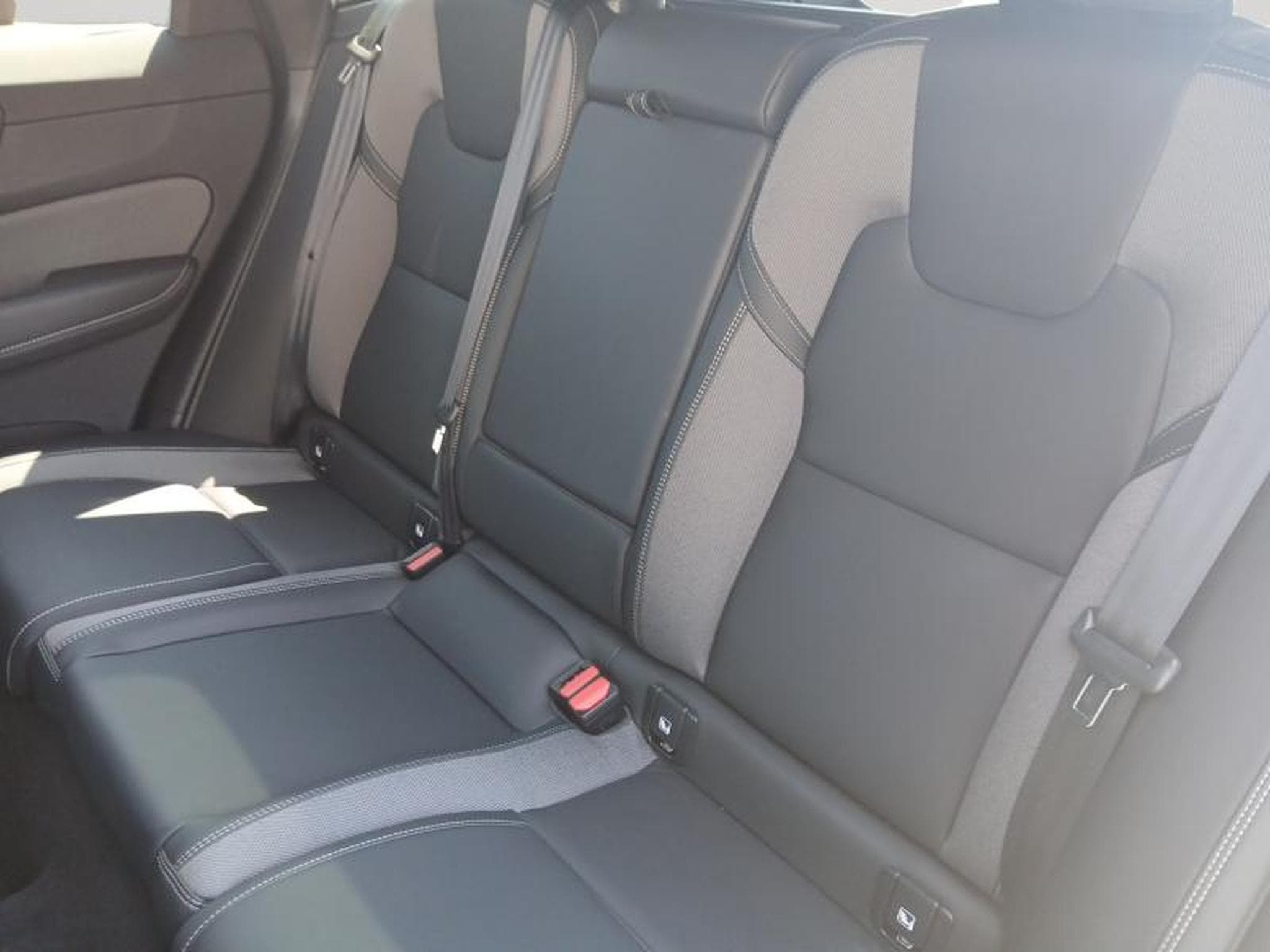 Volvo XC60 B5 Black Edition Plus / Essence (2025) - Photo 13