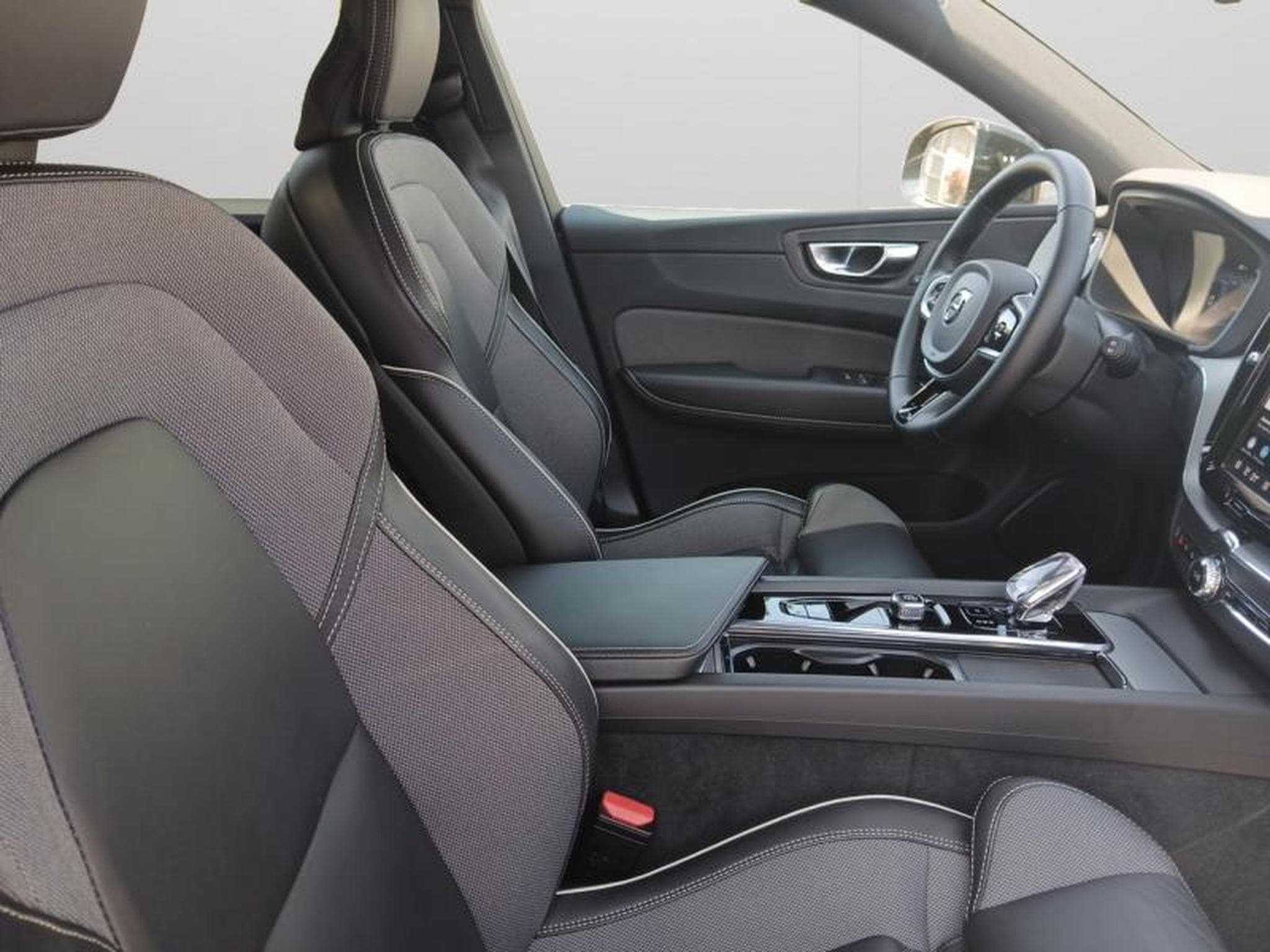 Volvo XC60 B5 Black Edition Plus / Essence (2025) - Photo 15