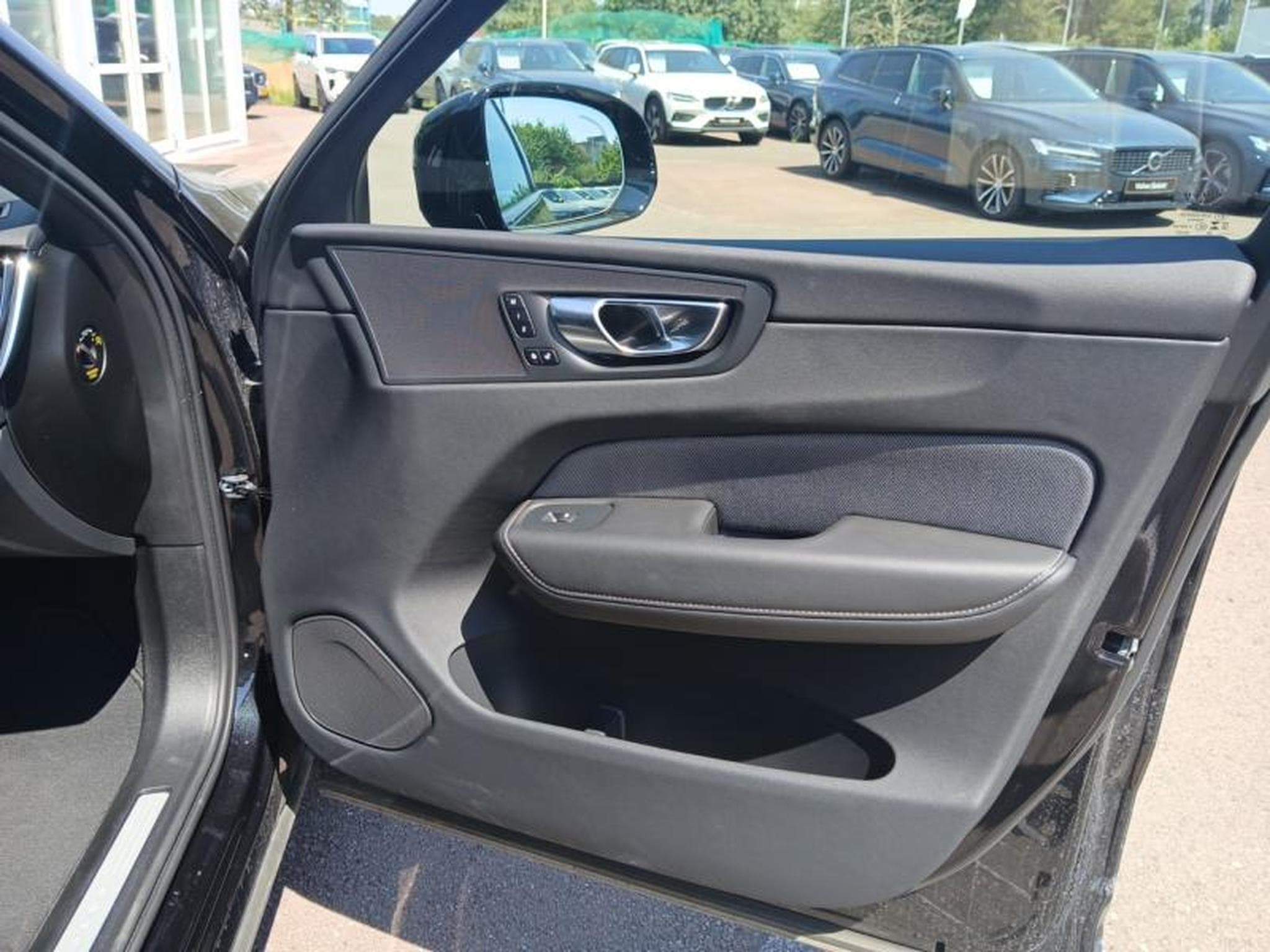 Volvo XC60 B5 Black Edition Plus / Essence (2025) - Photo 21