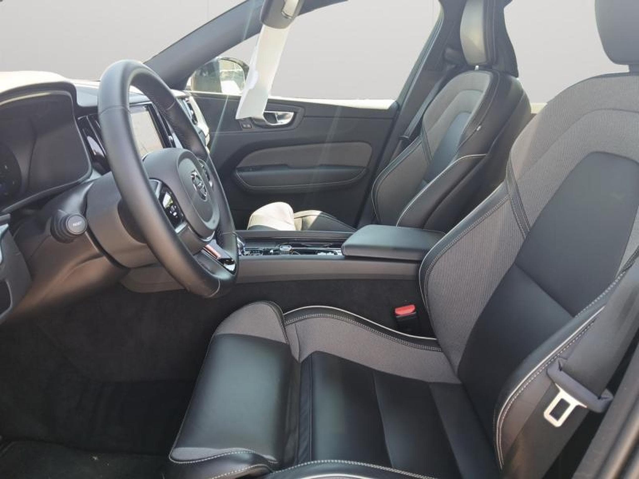 Volvo XC60 B5 Black Edition Plus / Essence (2025) - Photo 9
