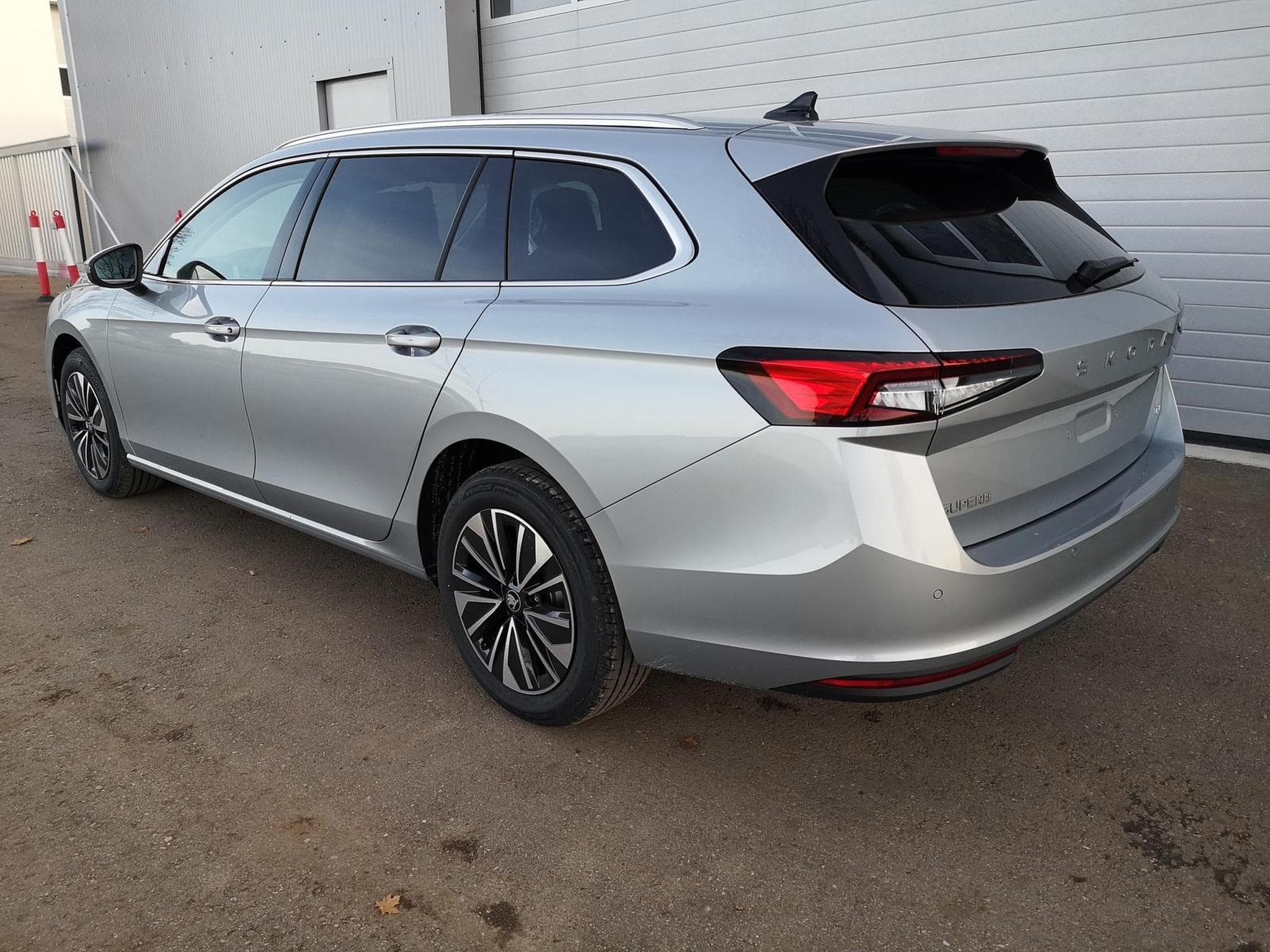 Skoda Superb 2.0 TDI 142kW 4x4 Selection (2025) - Photo 2