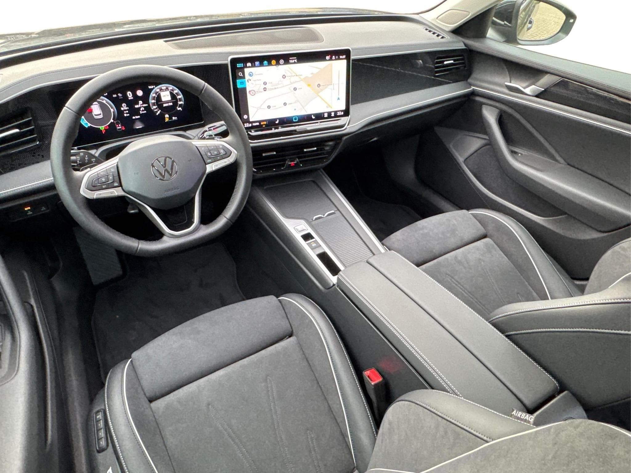 VW Passat Variant Business (2025) - Photo 12