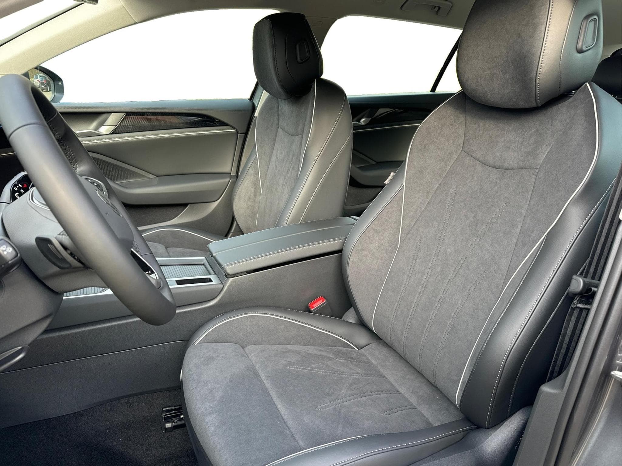 VW Passat Variant Business (2025) - Photo 17