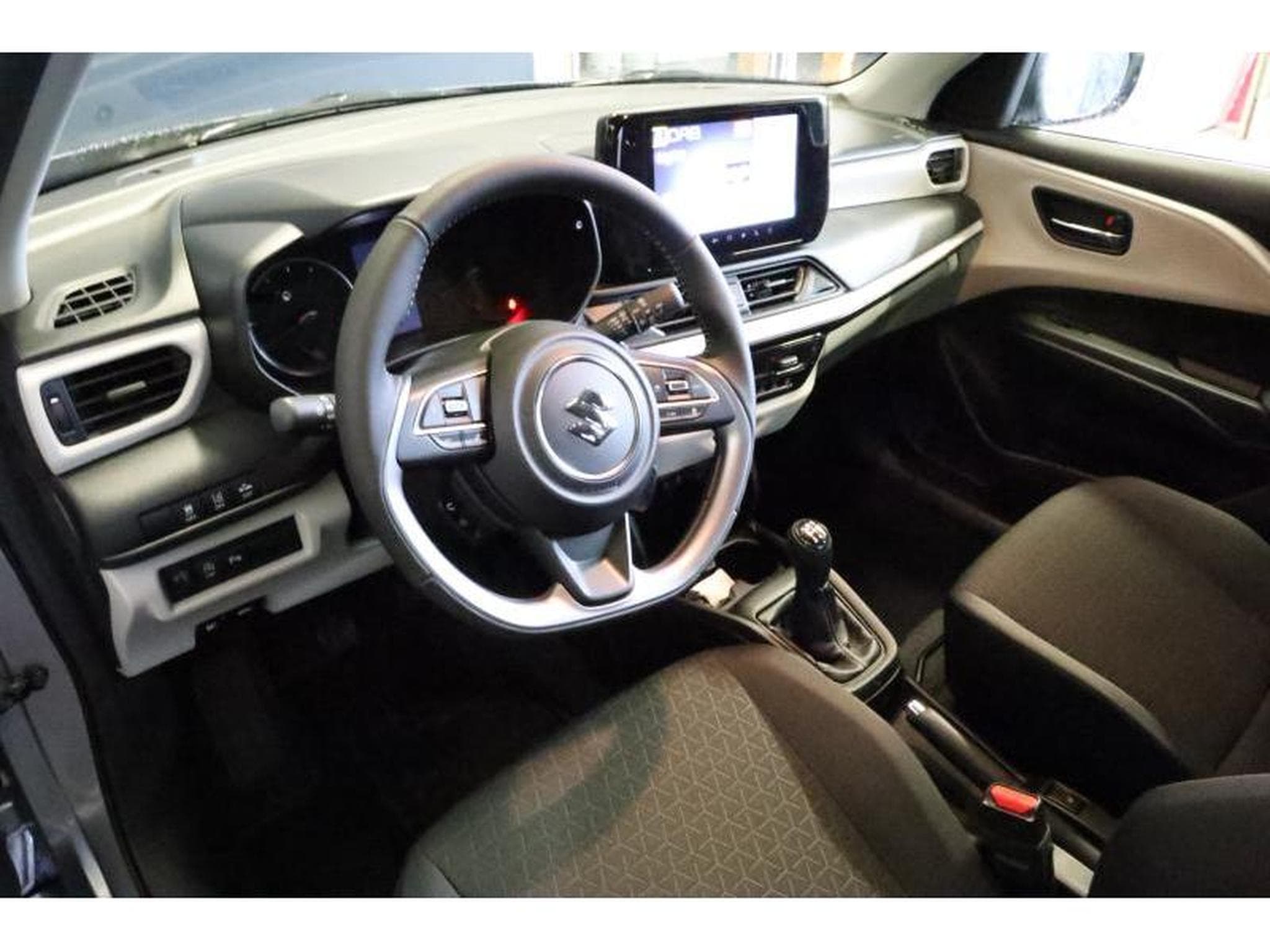 Suzuki Swift GL+ (2025) - Photo 11