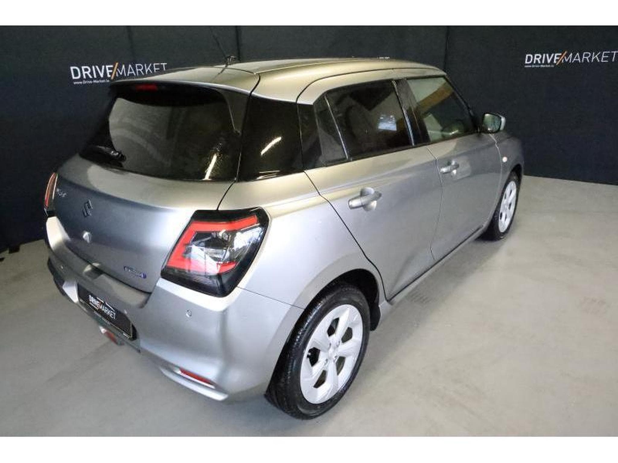 Suzuki Swift GL+ (2025) - Photo 17