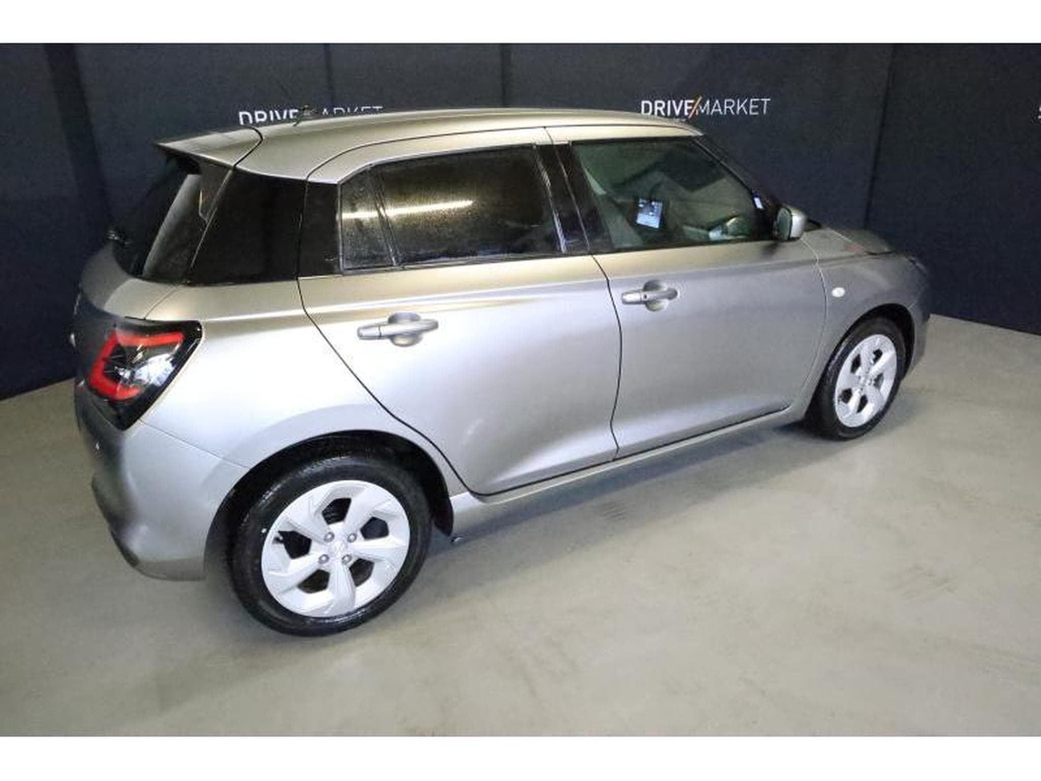 Suzuki Swift GL+ (2025) - Photo 18