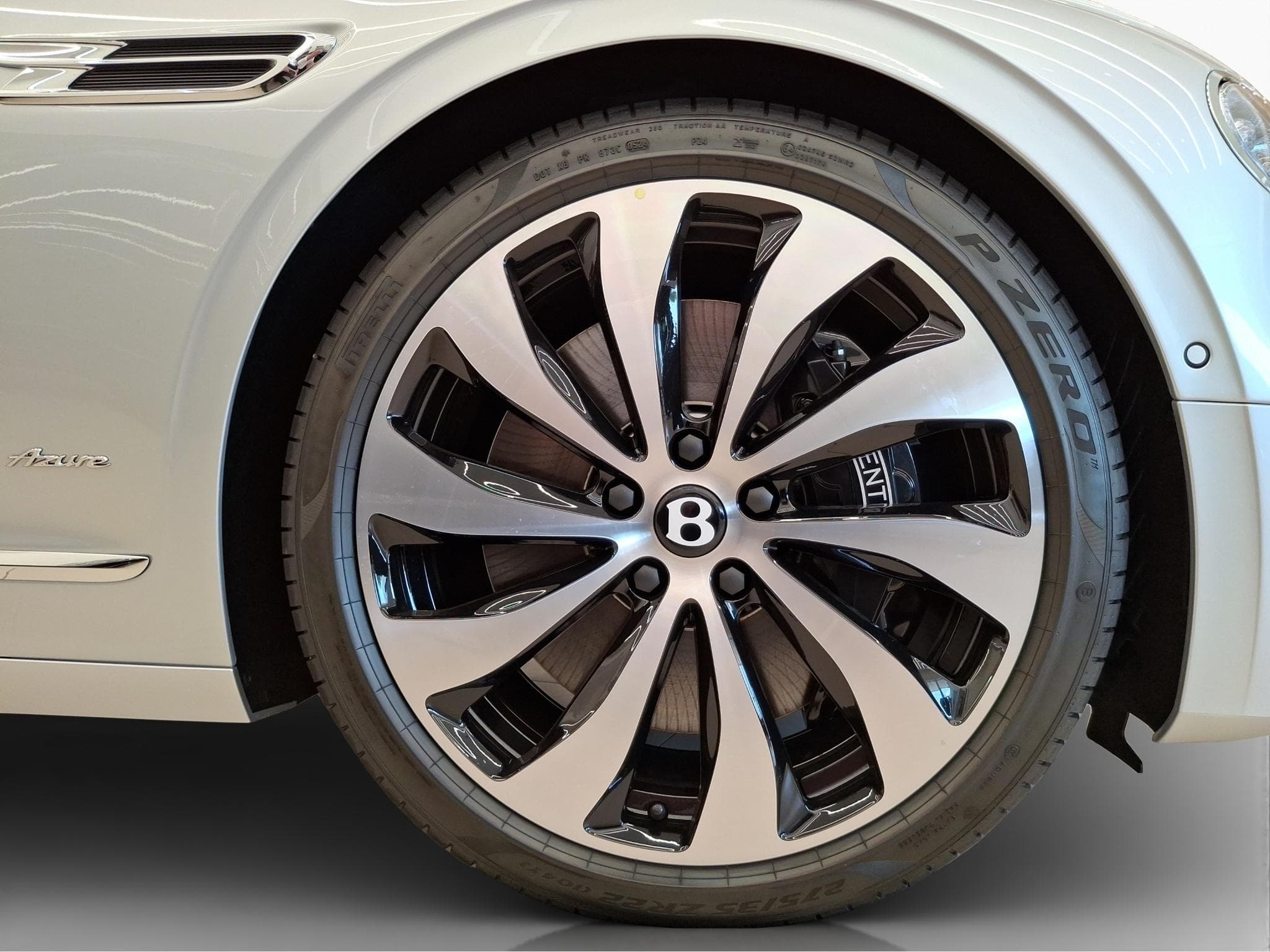 Bentley Flying Spur Azure V8 (2025) - Photo 6