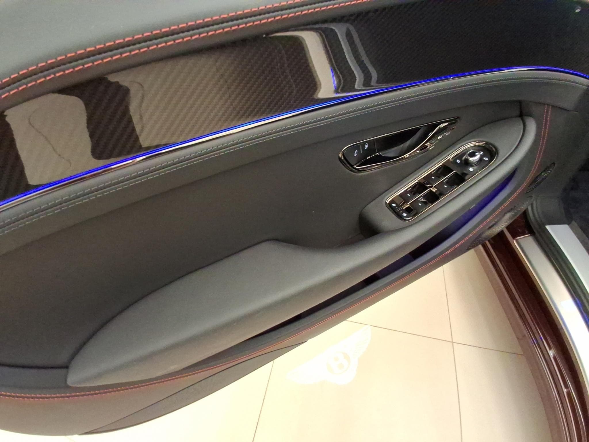 Bentley Continental GT Black Edition (2025) - Photo 9