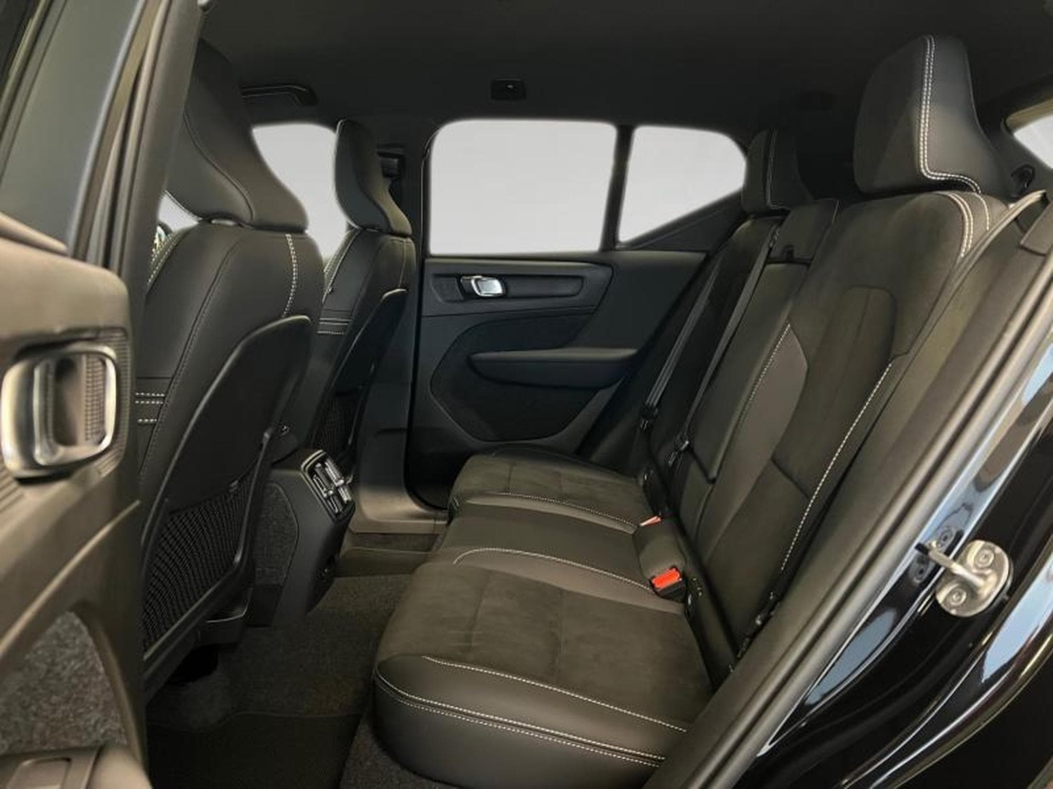 Volvo EX40 Black Edition Plus (2024) - Photo 18