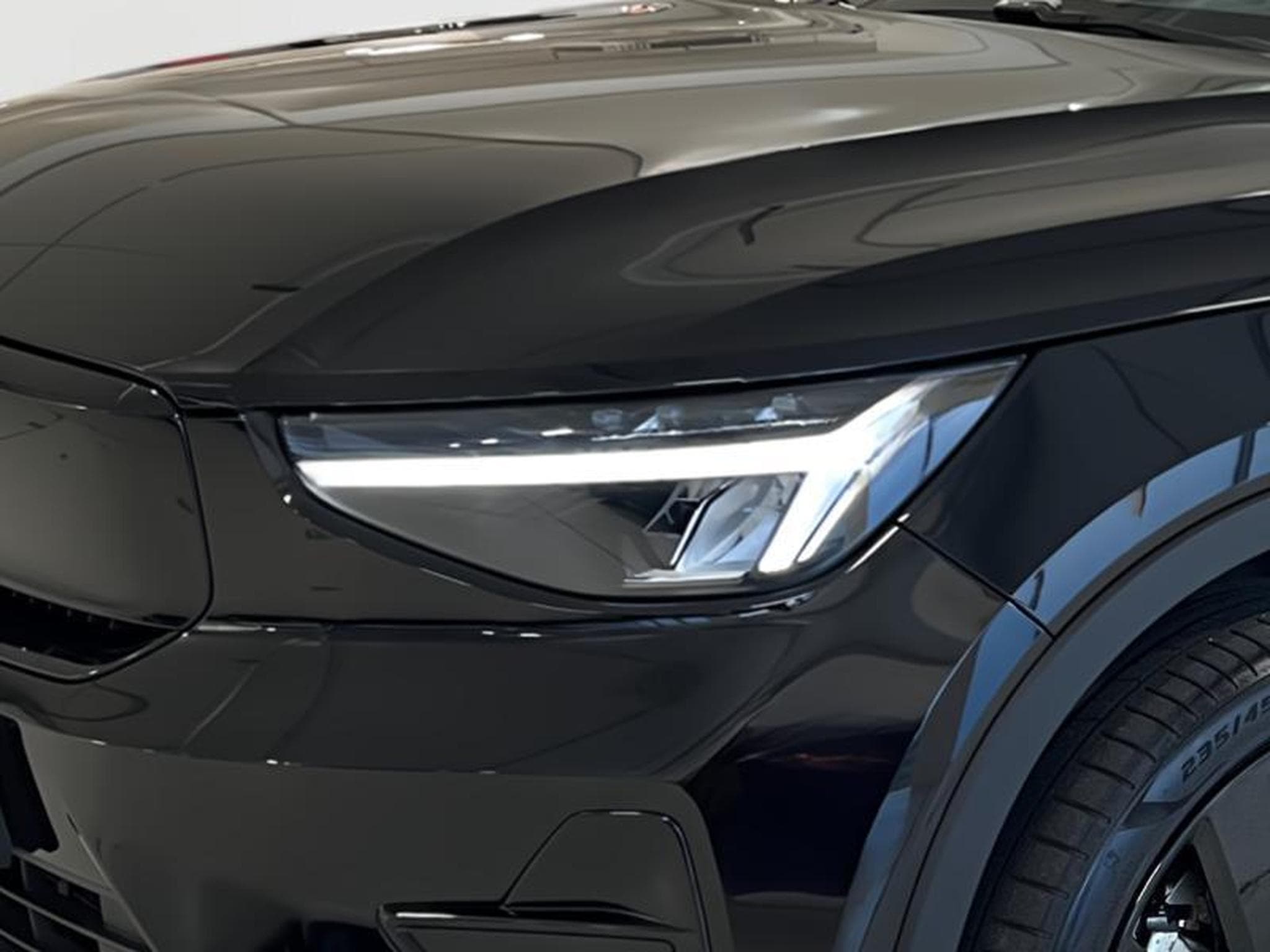Volvo EX40 Black Edition Plus (2024) - Photo 5