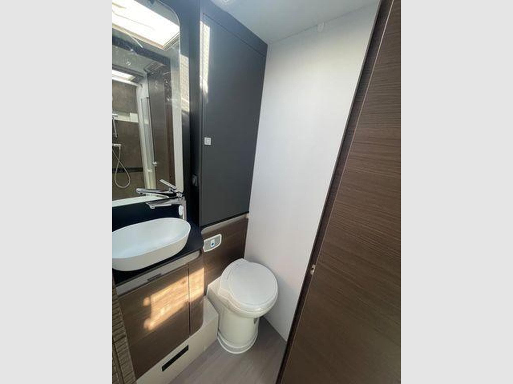 Adria Sonic Supreme 700 DL 180 PS Automatik (2025) - Photo 8