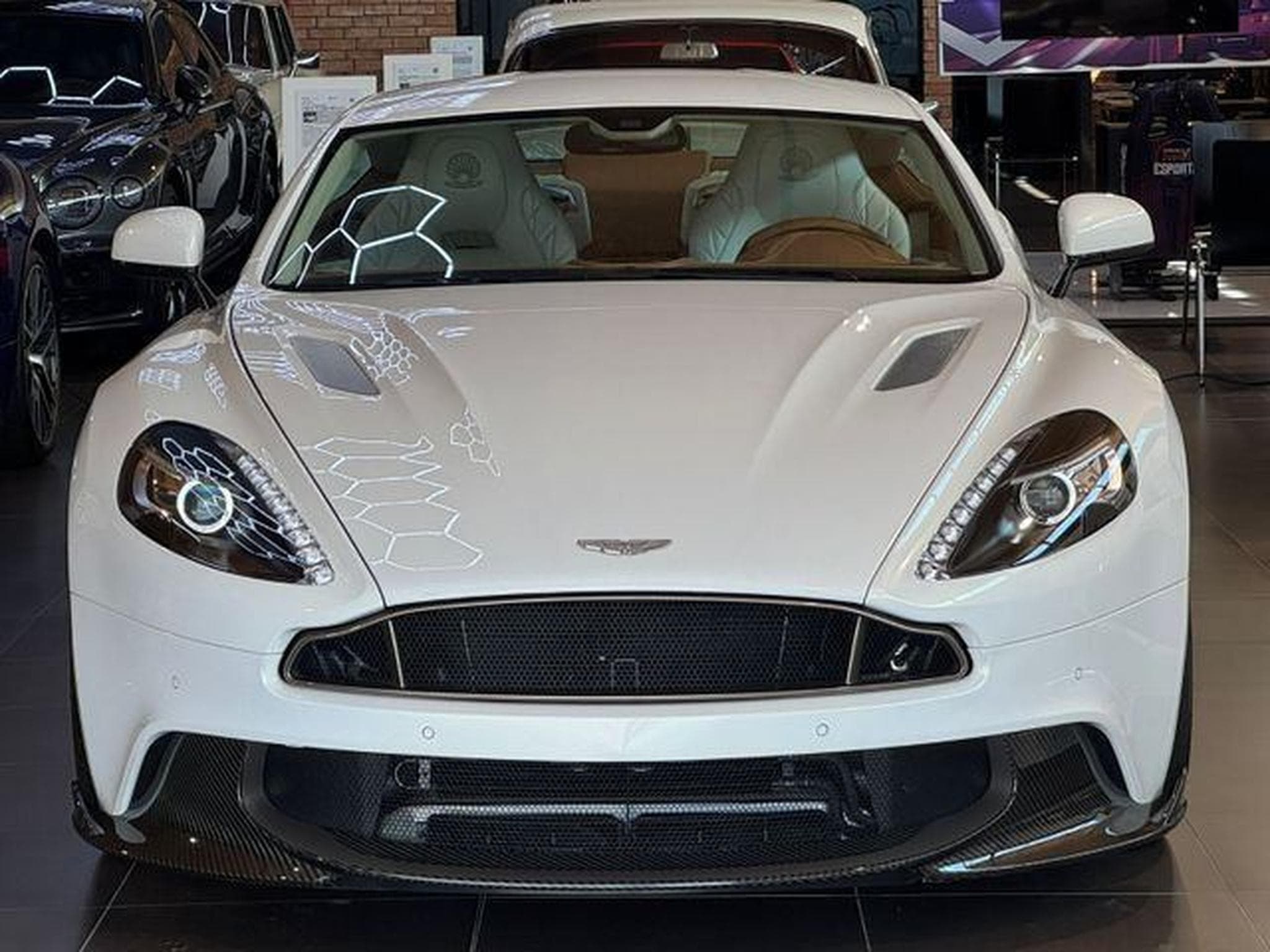 Aston-Martin Vanquish S  Serie limitée "PEARL" (2018) - Photo 3