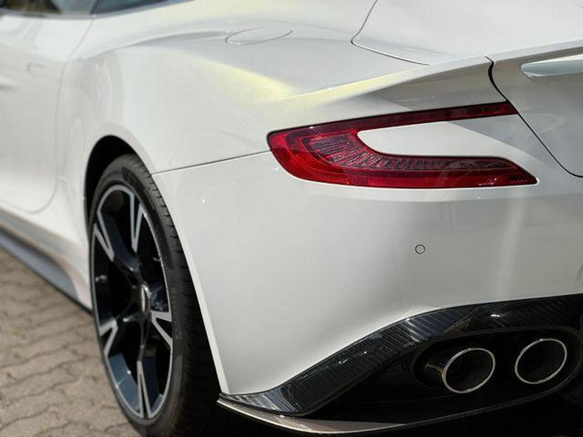 Aston-Martin Vanquish S  Serie limitée "PEARL" (2018) - Photo 6
