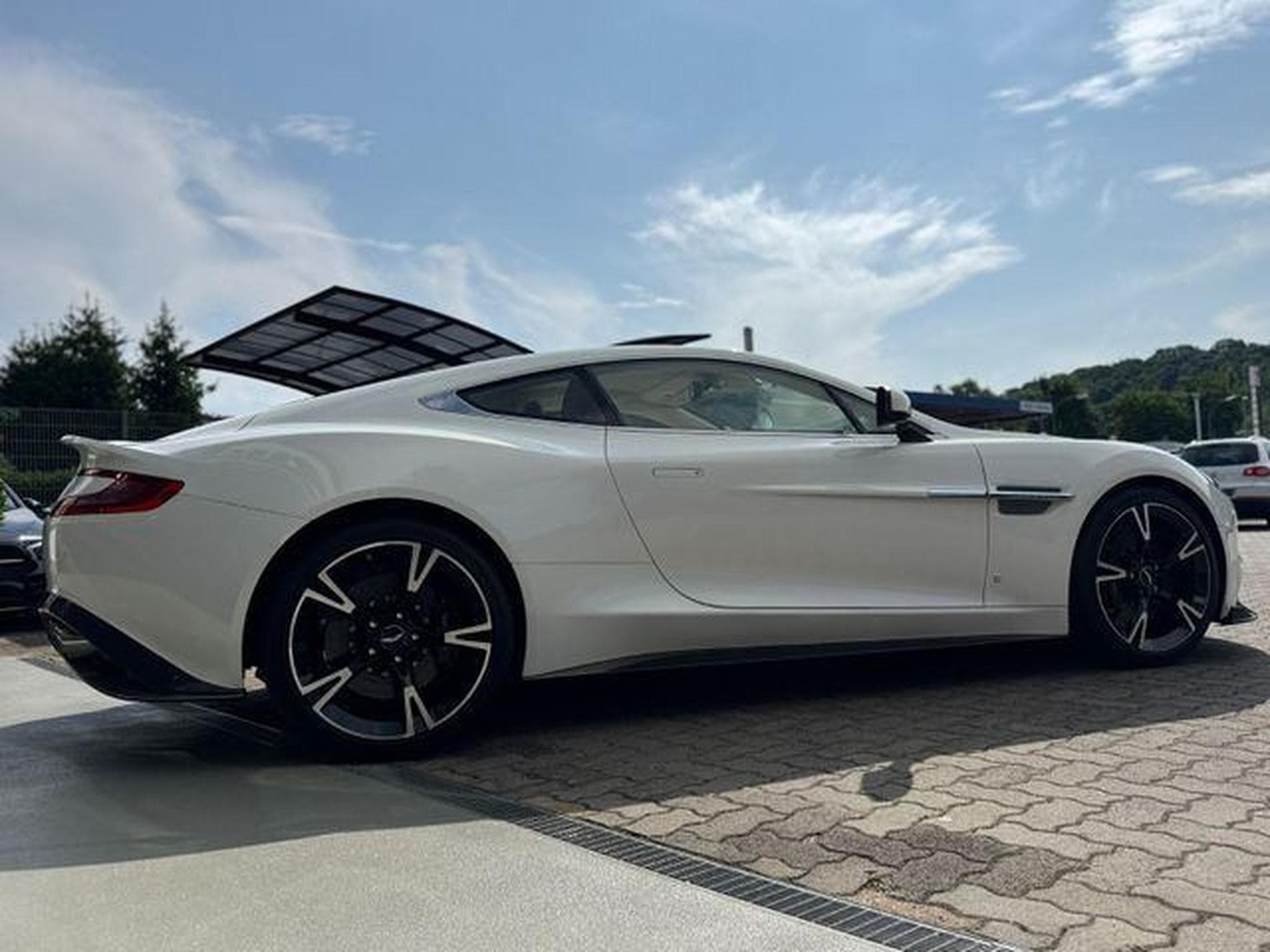Aston-Martin Vanquish S  Serie limitée "PEARL" (2018) - Photo 9