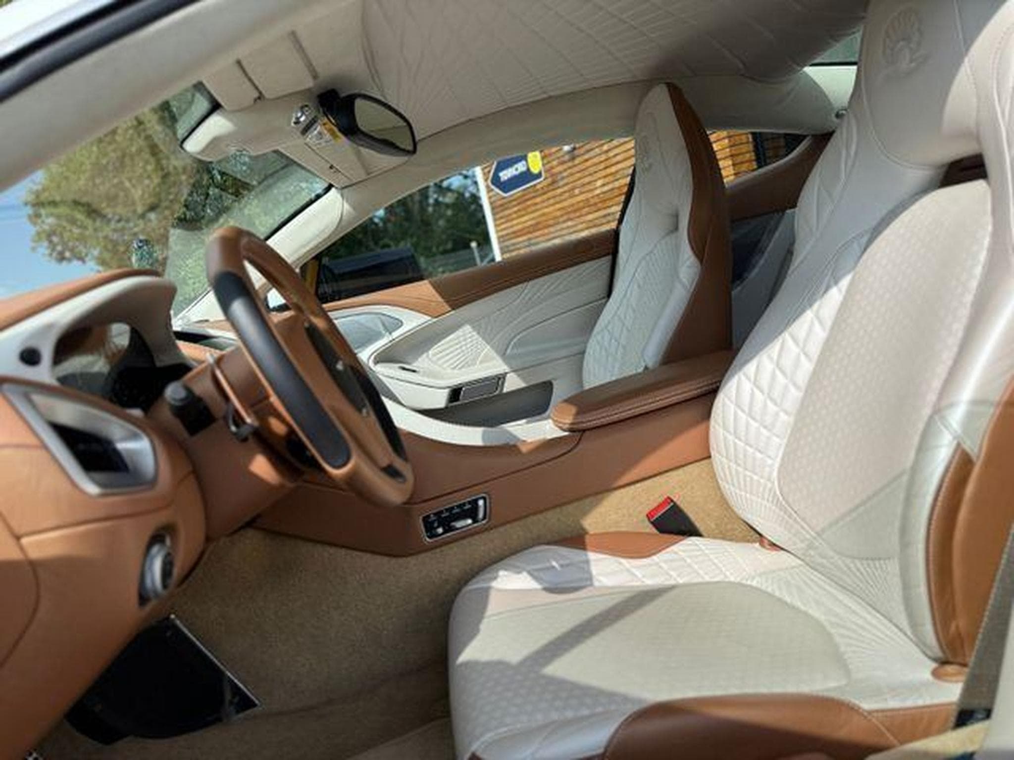 Aston-Martin Vanquish S  Serie limitée "PEARL" (2018) - Photo 12