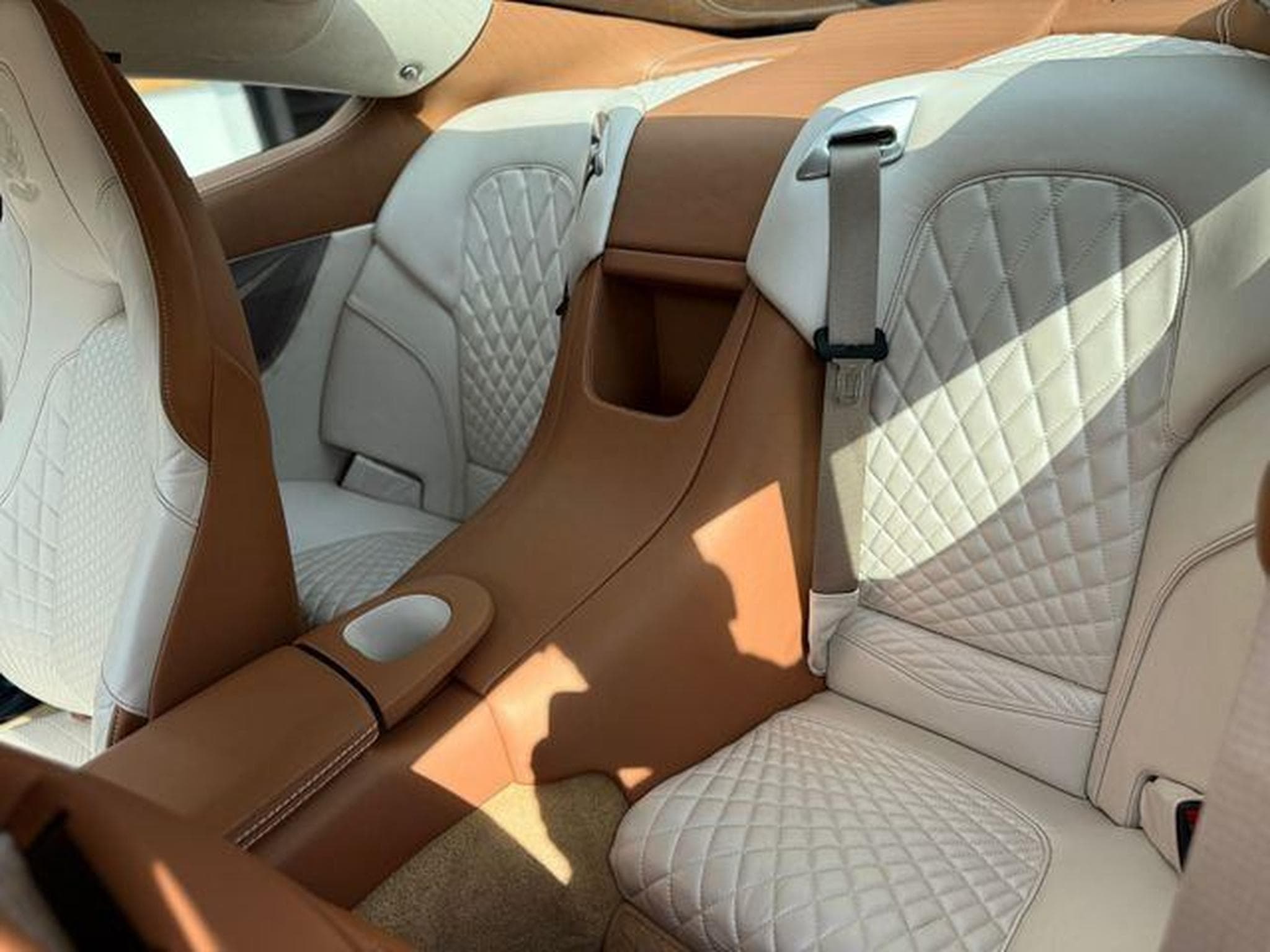 Aston-Martin Vanquish S  Serie limitée "PEARL" (2018) - Photo 14