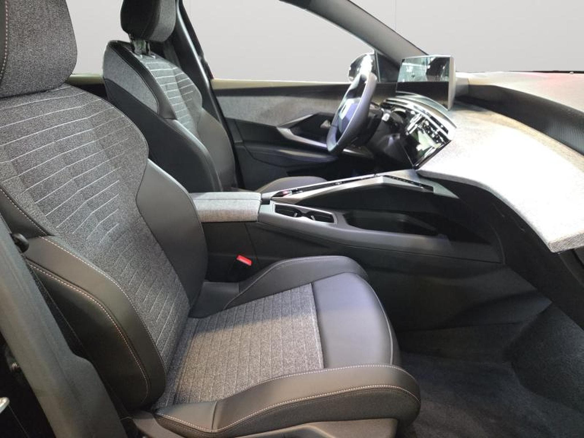 Peugeot 3008 145 e-DCS6 Allure / Hybride (2025) - Photo 10