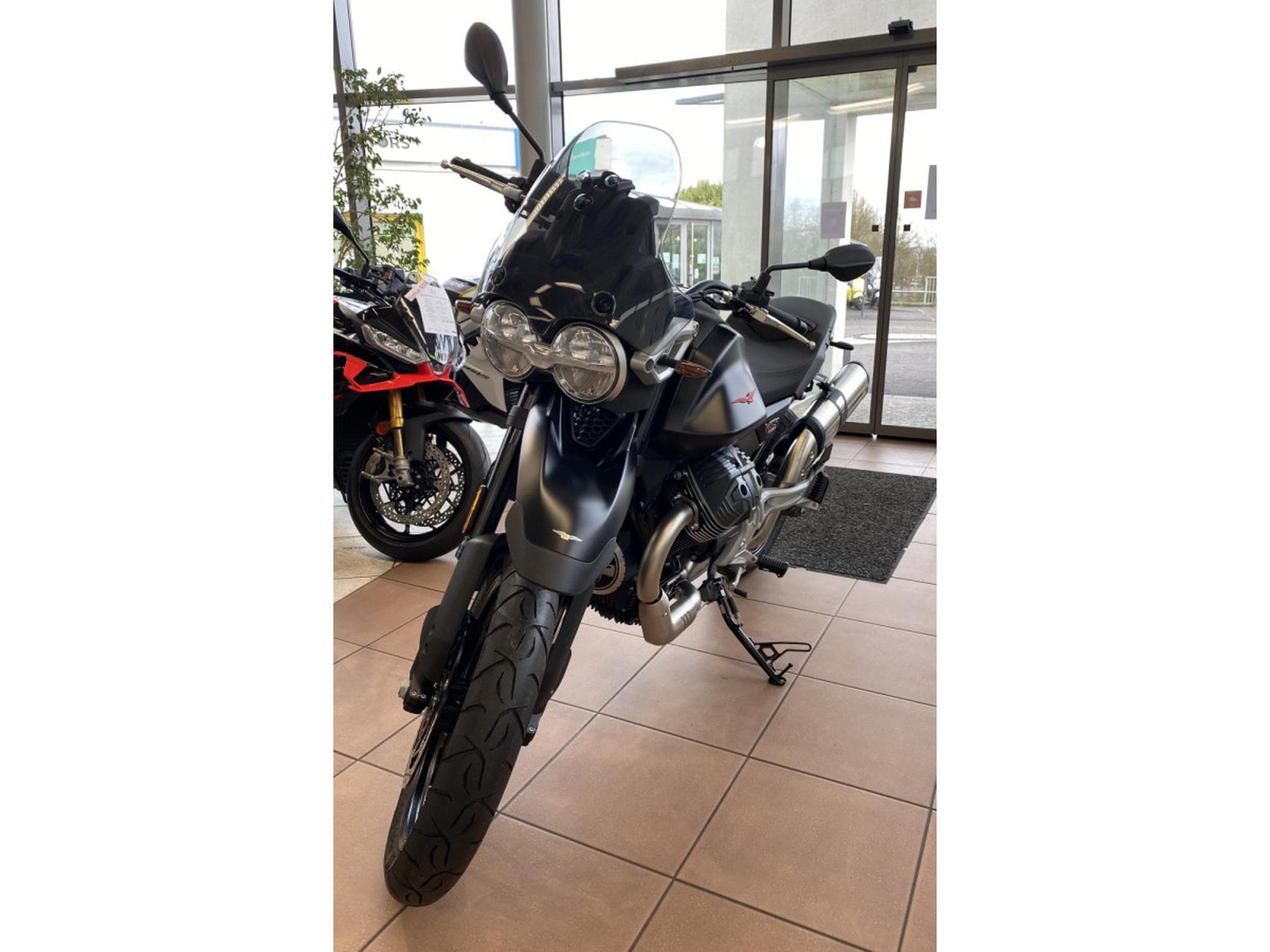 Moto Guzzi V85 Strada (2026) - Photo 2