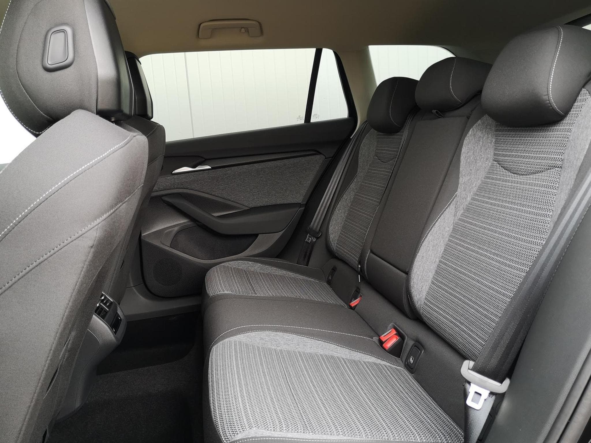 Skoda Superb 2.0 TDI 142kW 4x4 Selection (2025) - Photo 10
