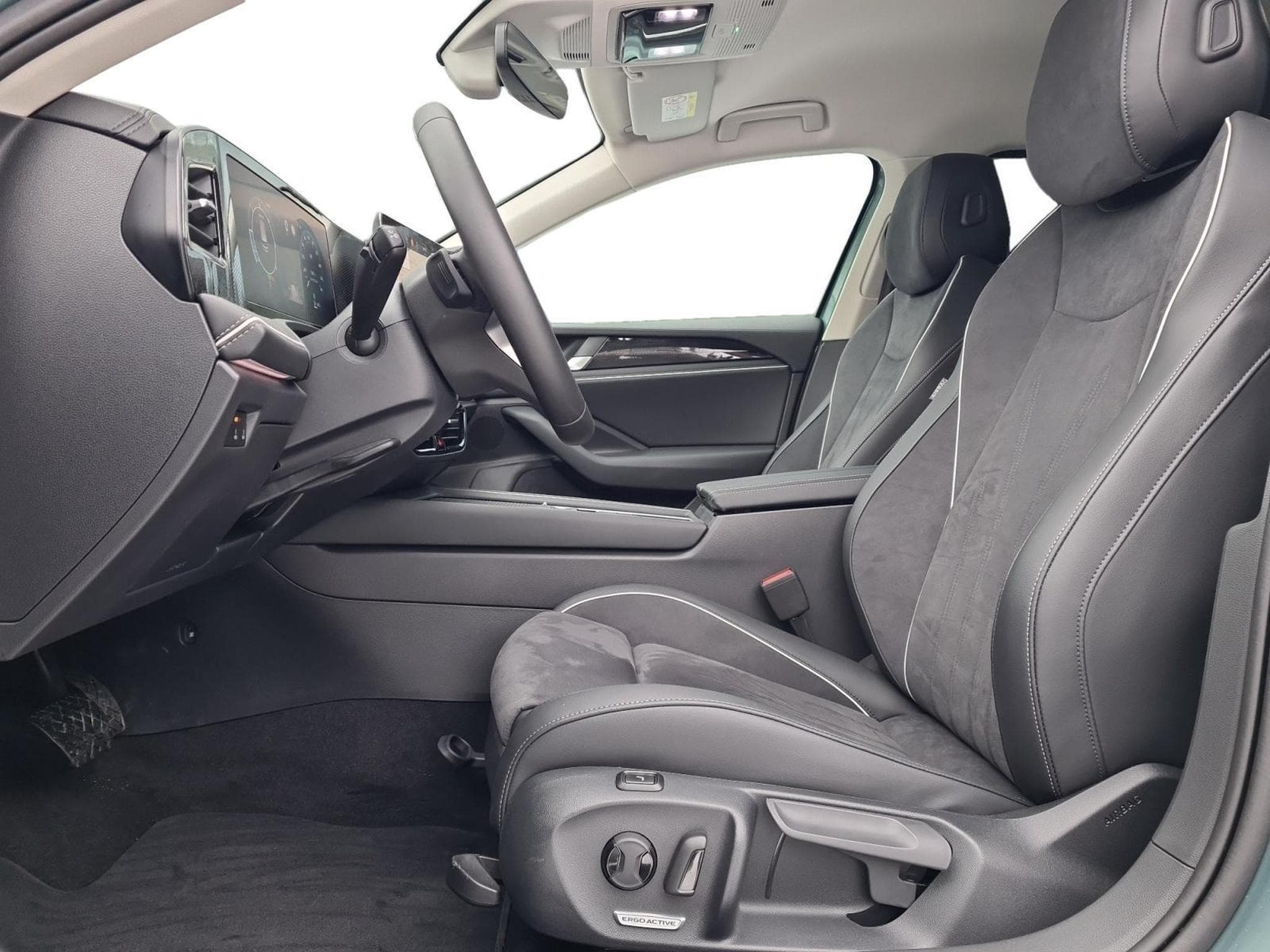 VW Passat Variant 2.0 TDI 110 kW Business (2025) - Photo 11