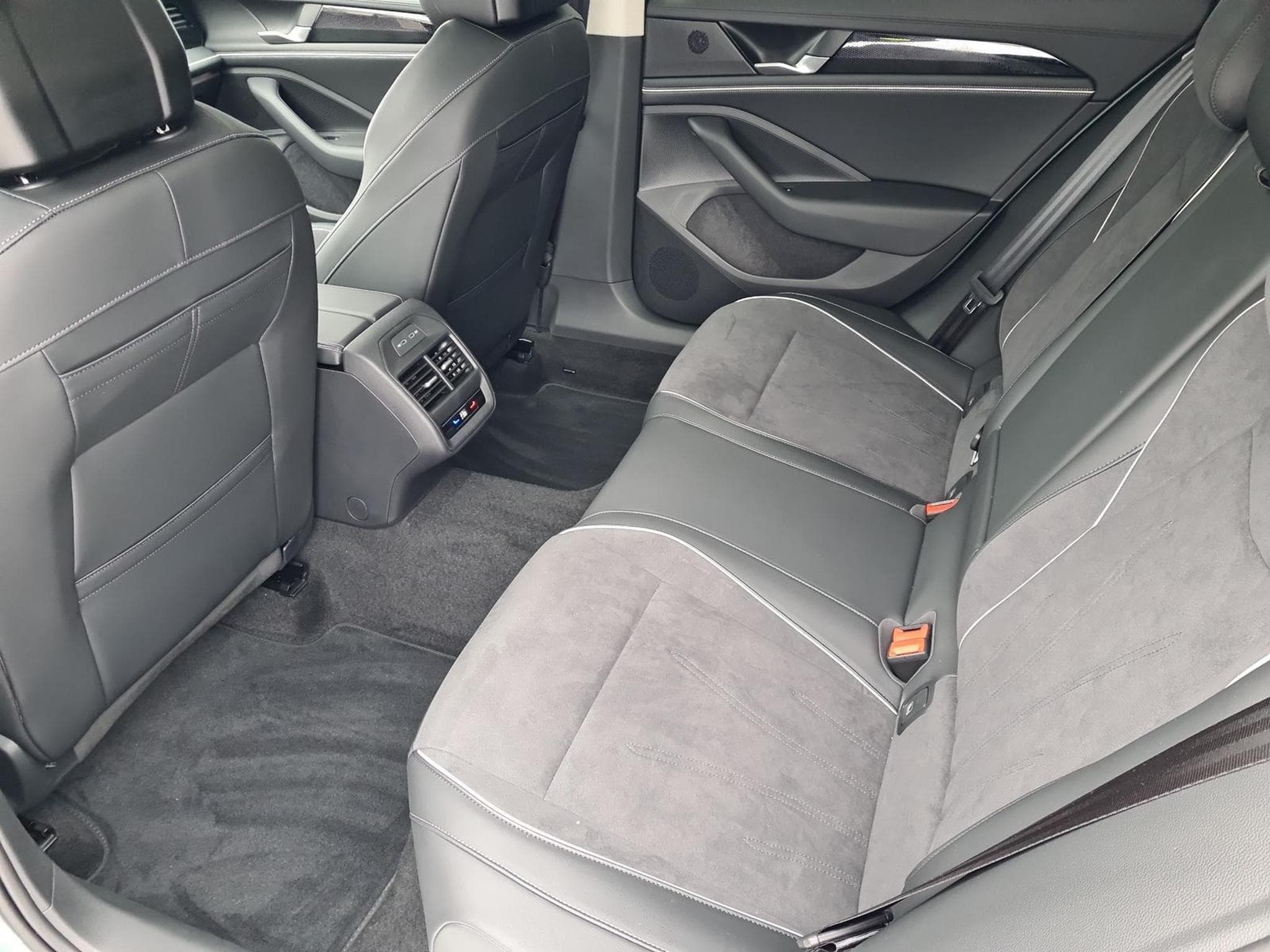 VW Passat Variant 2.0 TDI 110 kW Business (2025) - Photo 8