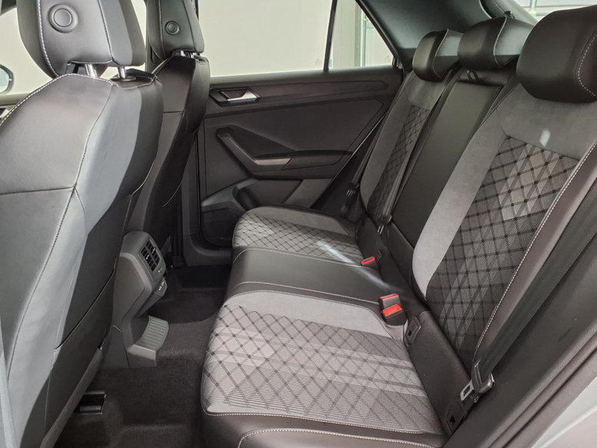 VW T-Roc R-Line 1.5 TSI 7-Gang-DSG (2026) - Photo 10