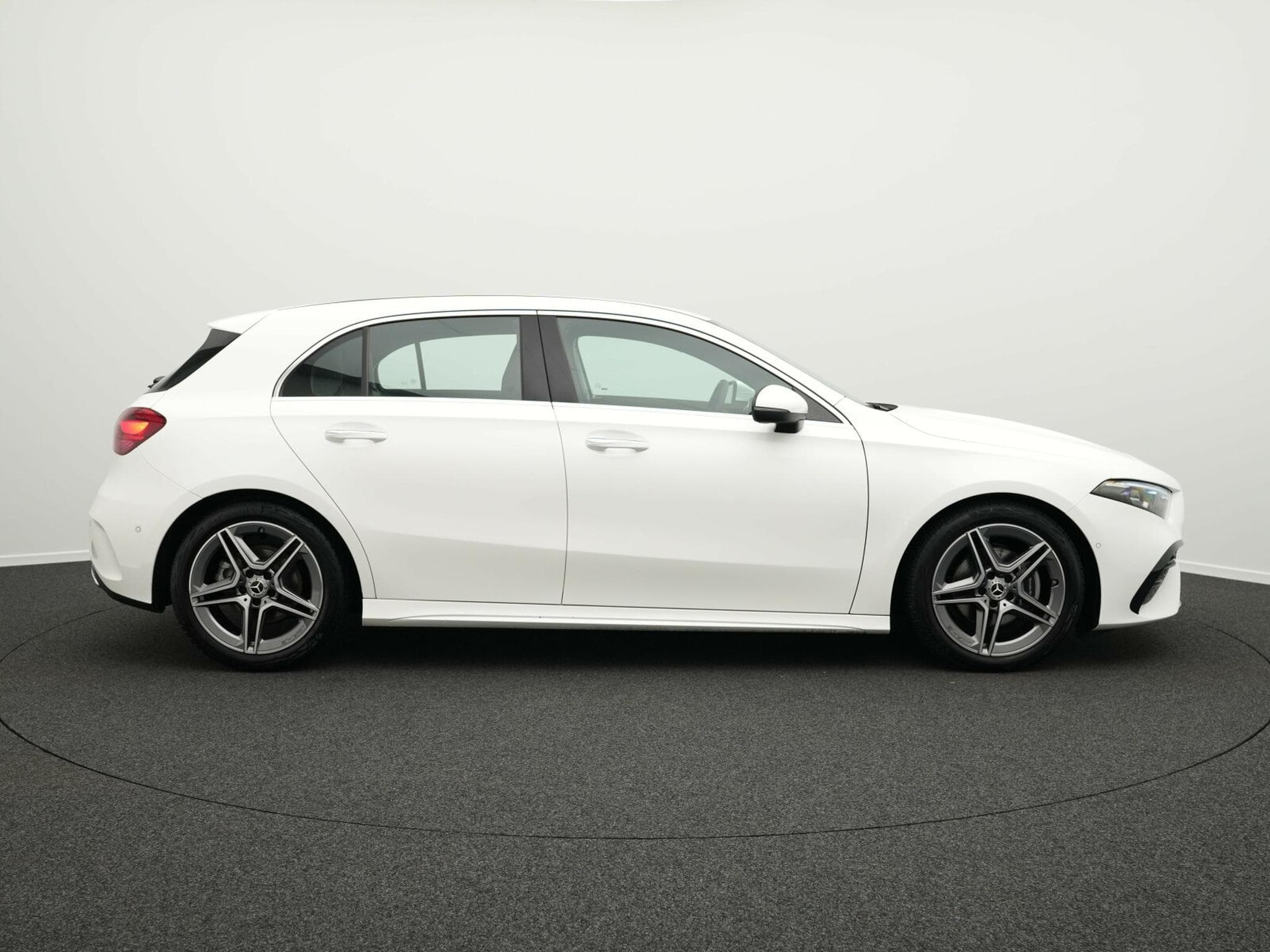 Mercedes Classe A AMG-Line Multi+Kamera+AHK+Ambi (2025) - Photo 5