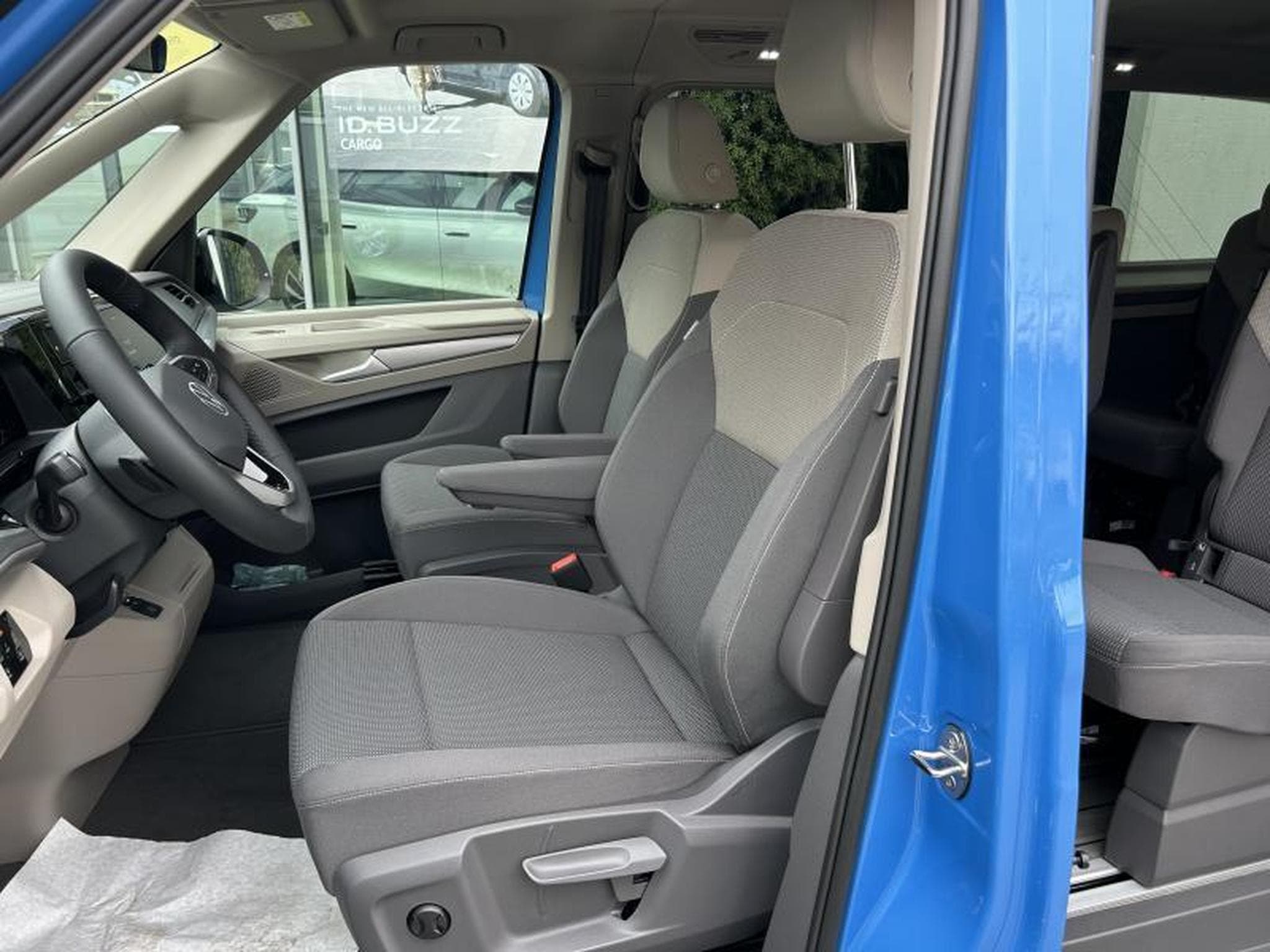 VW Multivan Life LP (2025) - Photo 7