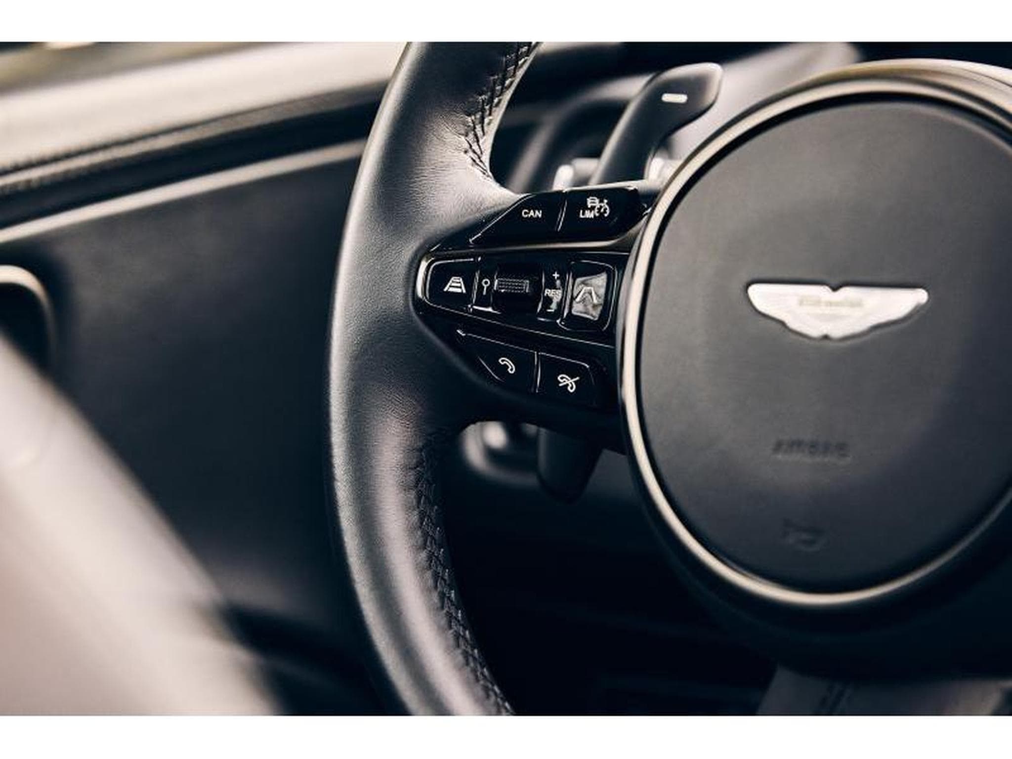 Aston-Martin DBX (2022) - Photo 37