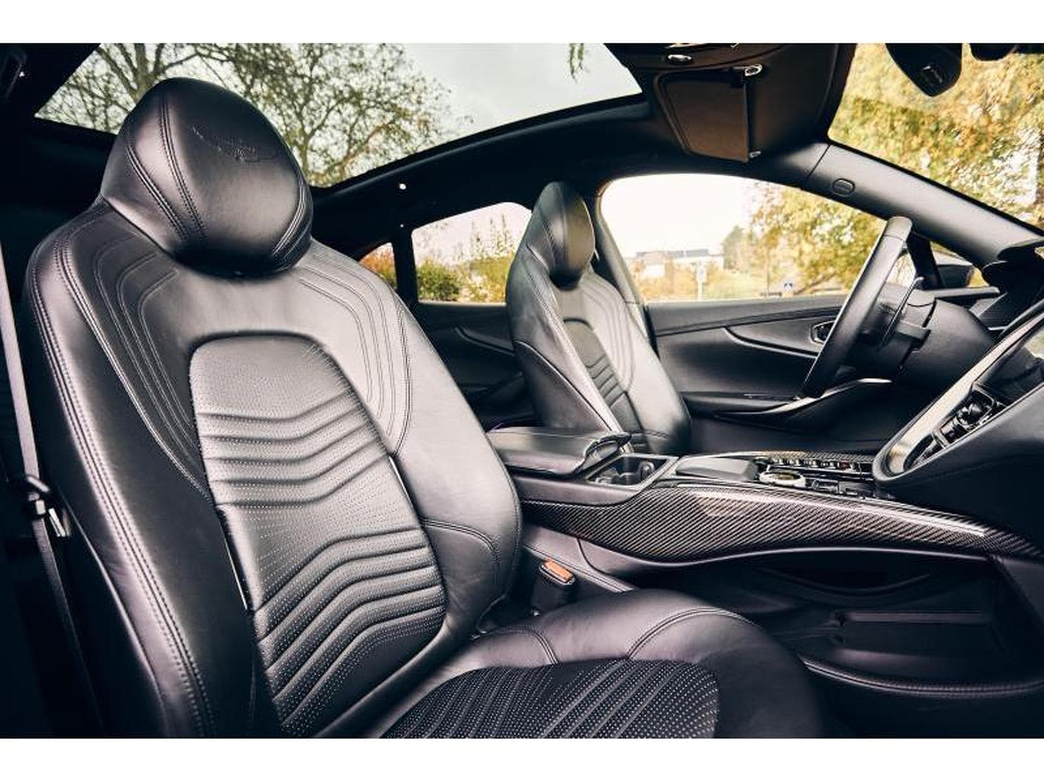 Aston-Martin DBX (2022) - Photo 44