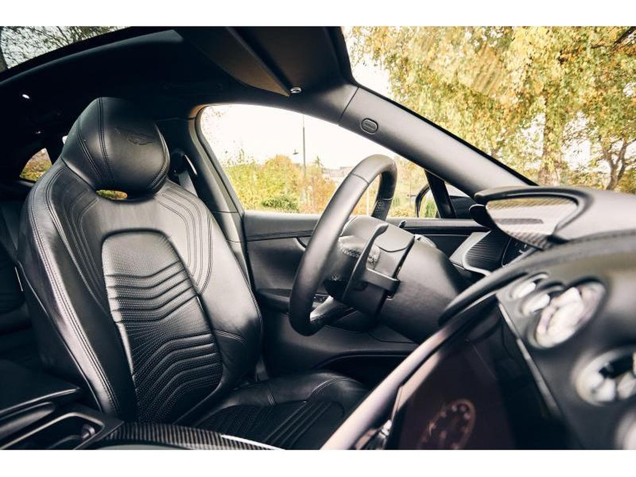 Aston-Martin DBX (2022) - Photo 45