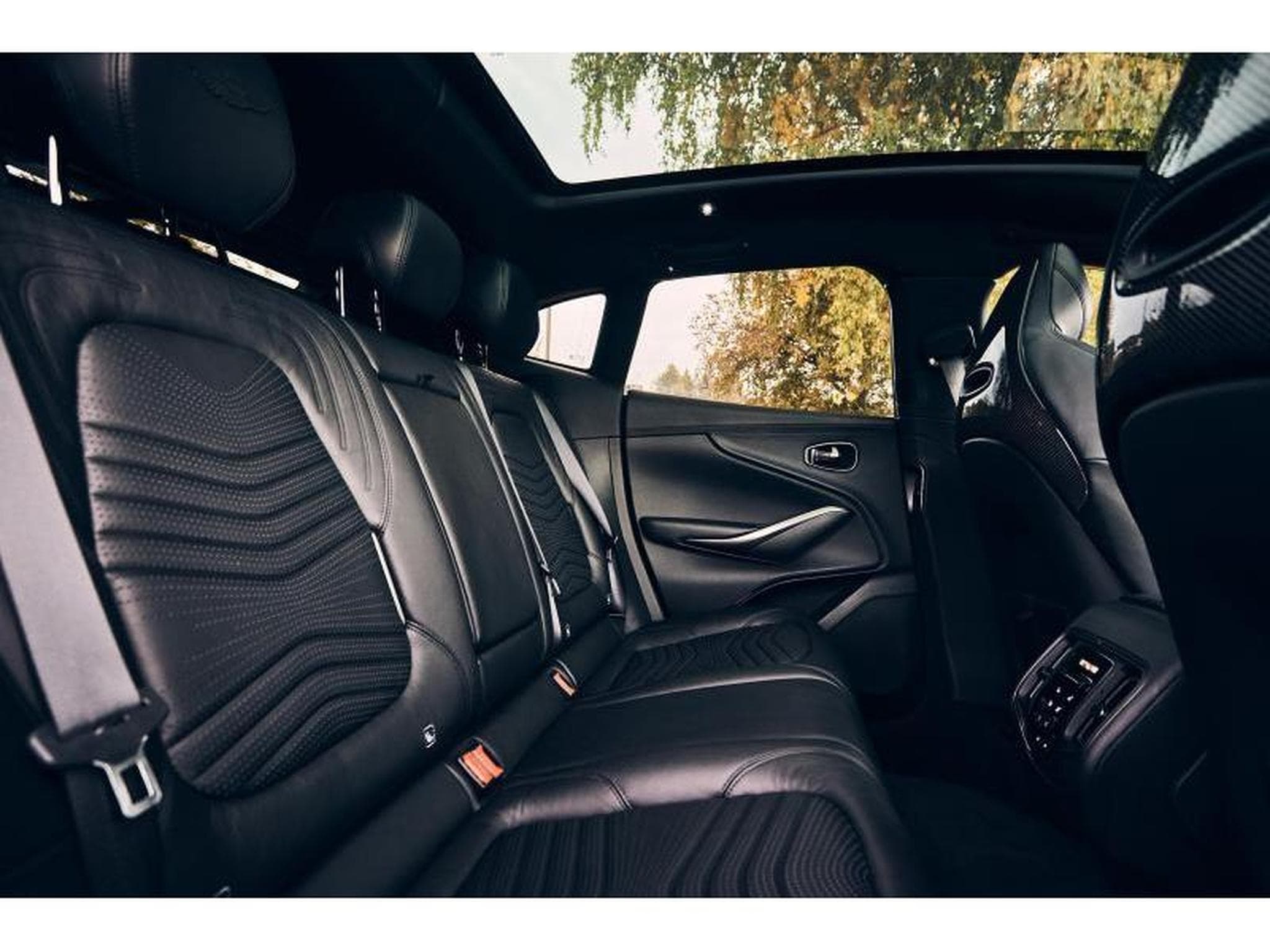 Aston-Martin DBX (2022) - Photo 48
