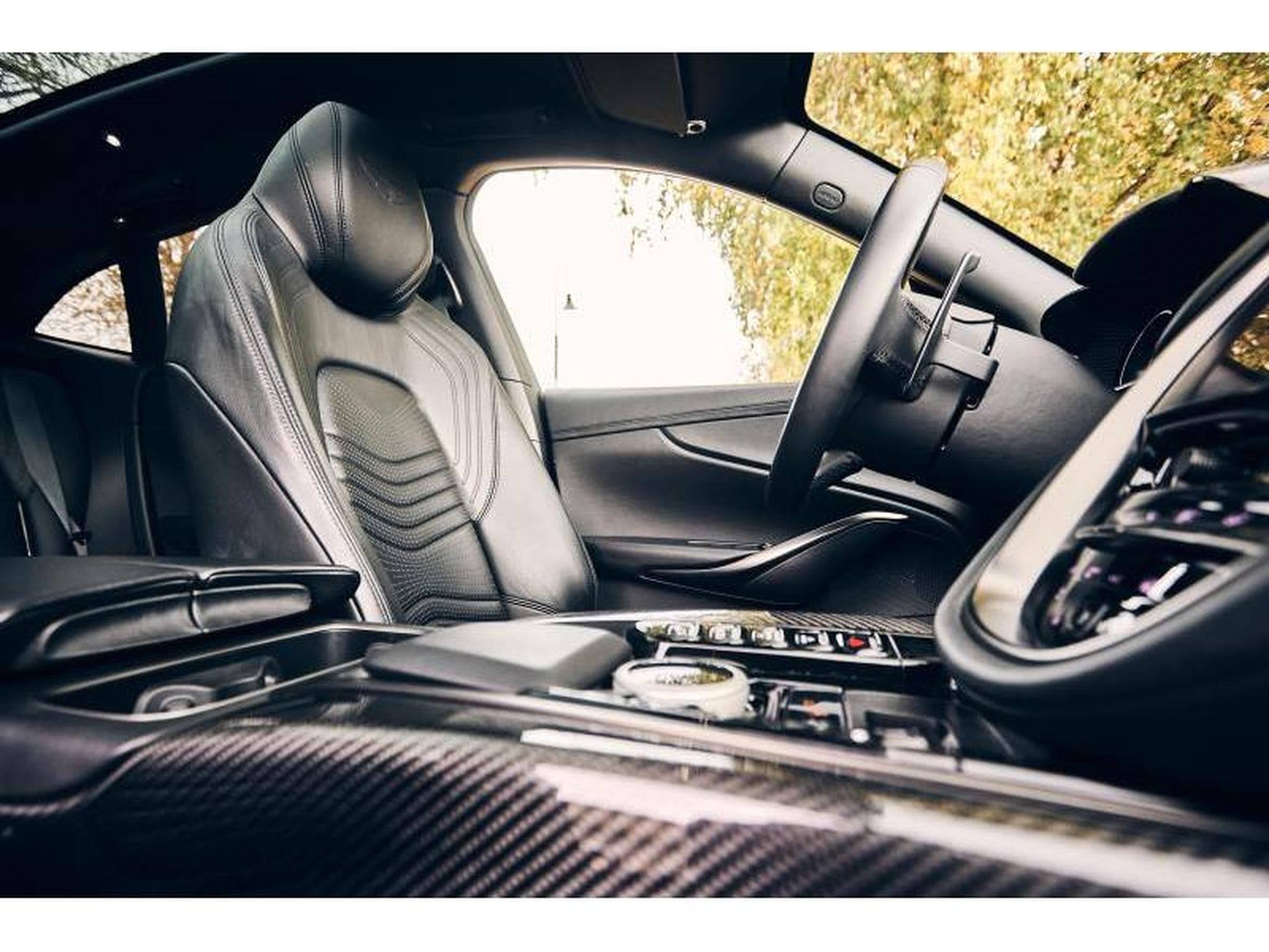 Aston-Martin DBX (2022) - Photo 9