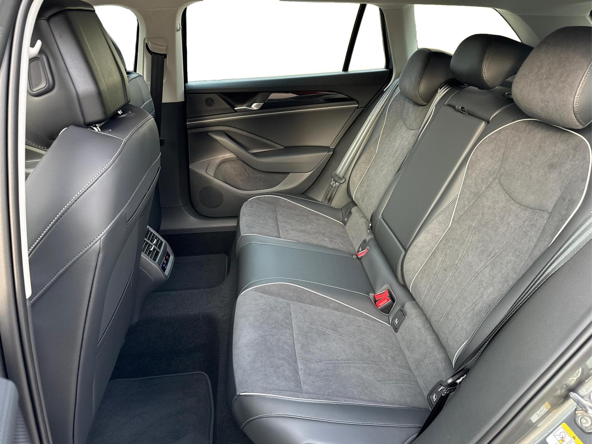 VW Passat Variant Business (2026) - Photo 25