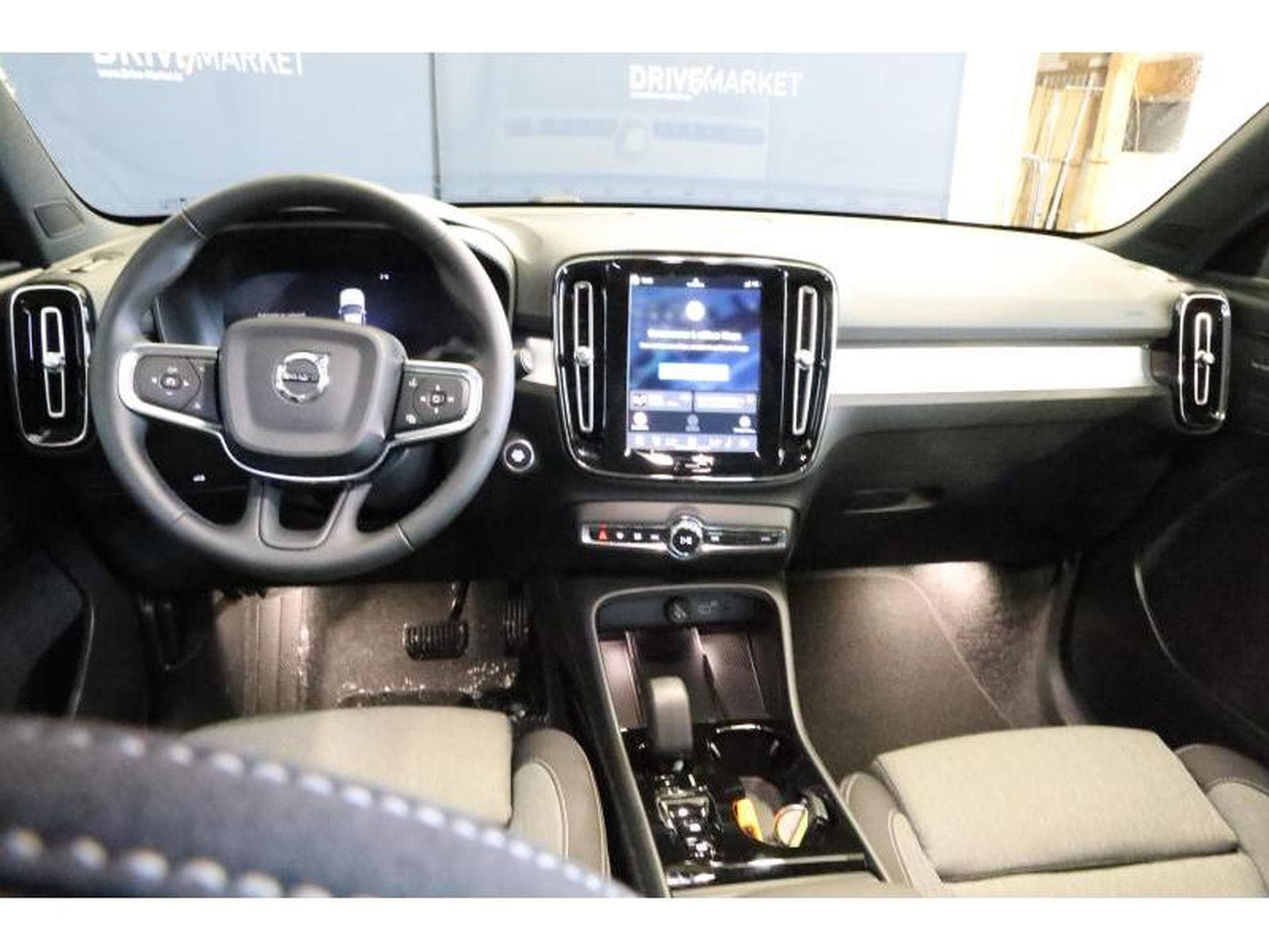 Volvo XC40 Dark (2025) - Photo 2