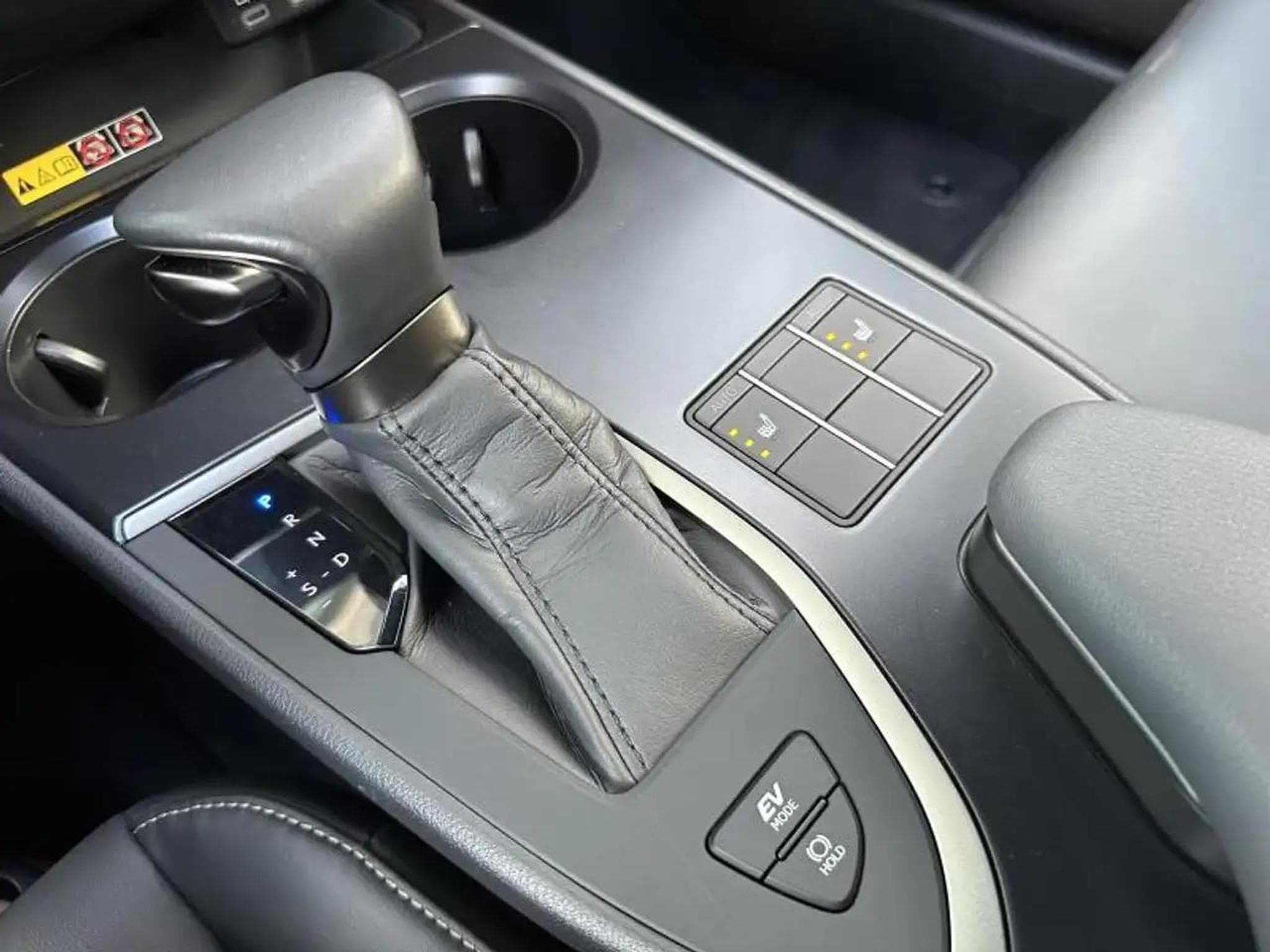 Lexus UX (2023) - Photo 12