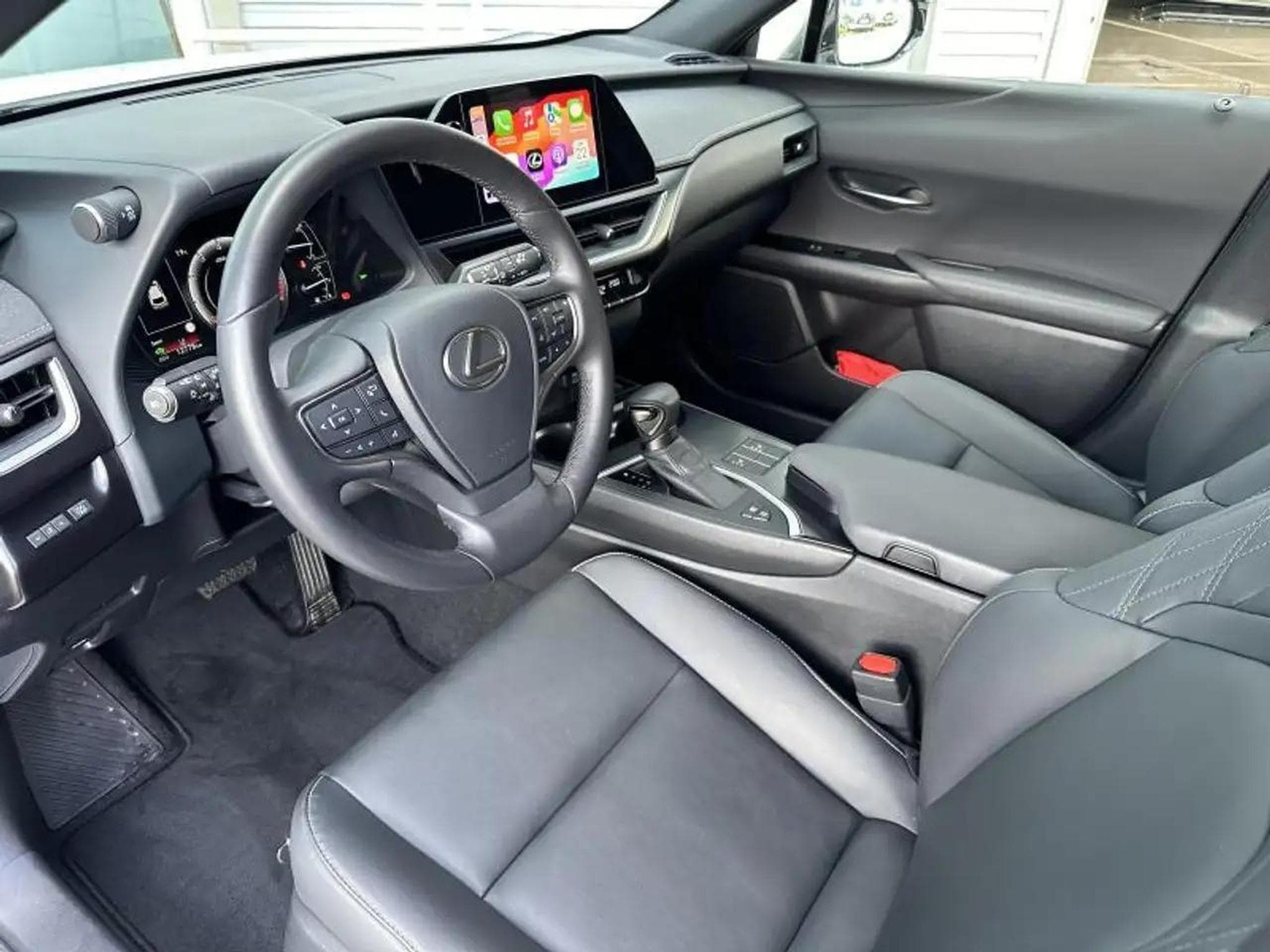 Lexus UX (2023) - Photo 17