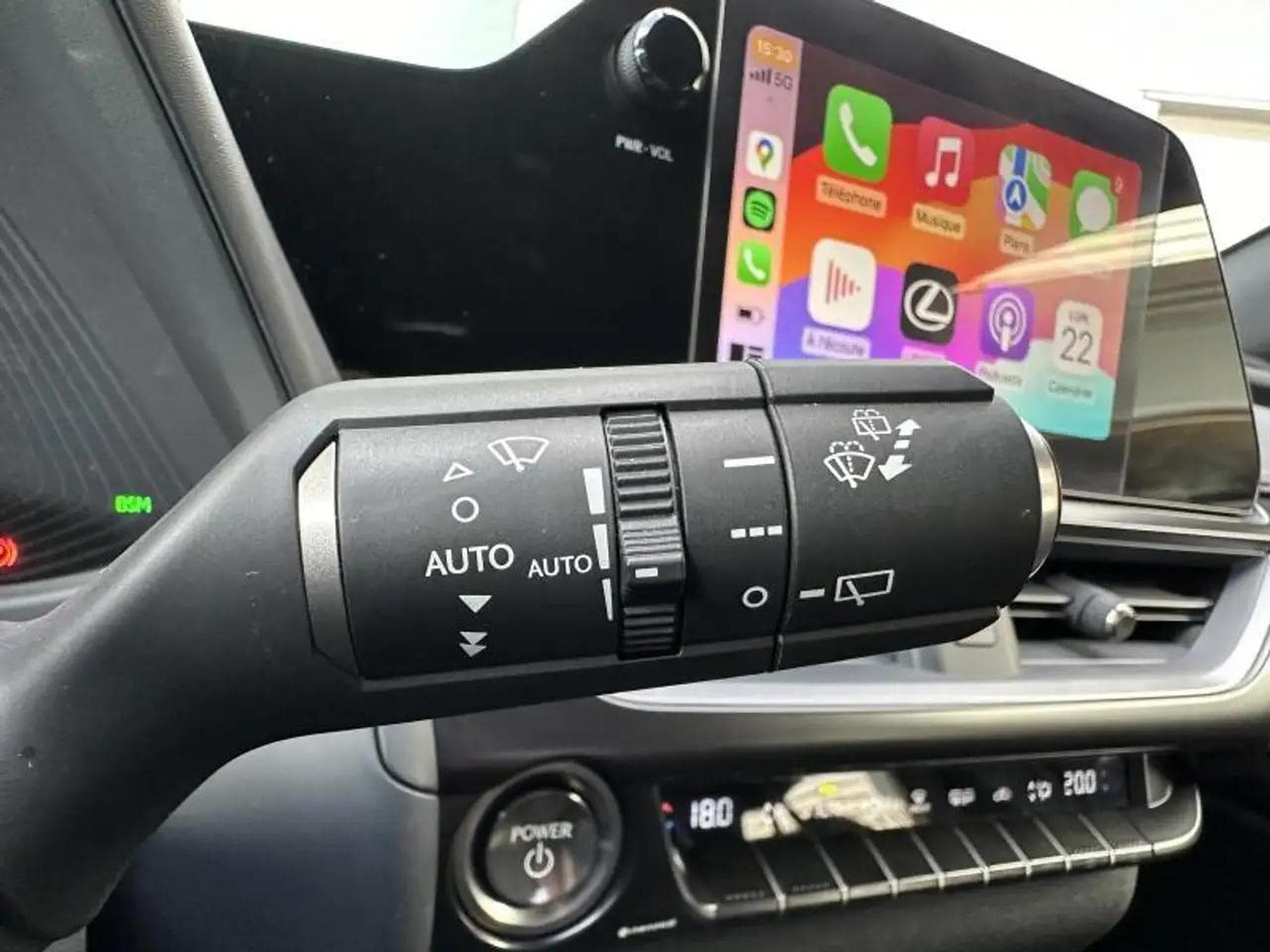 Lexus UX (2023) - Photo 19