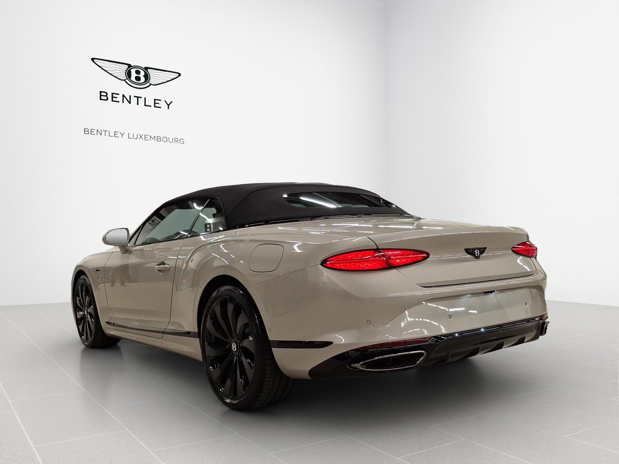 Bentley Continental GTC Azure (2026) - Photo 3