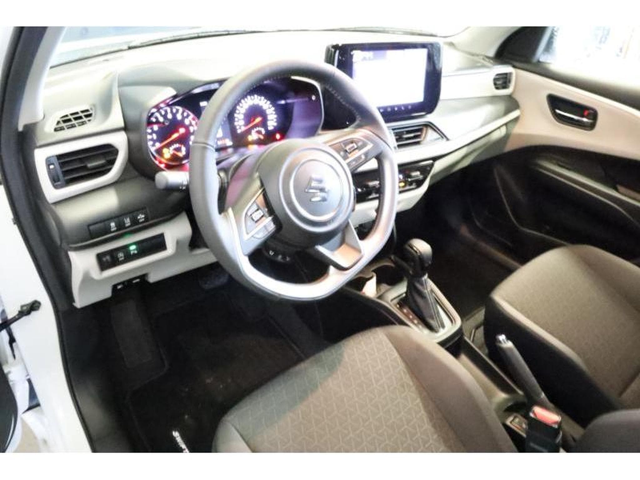 Suzuki Swift GL + (2025) - Photo 10
