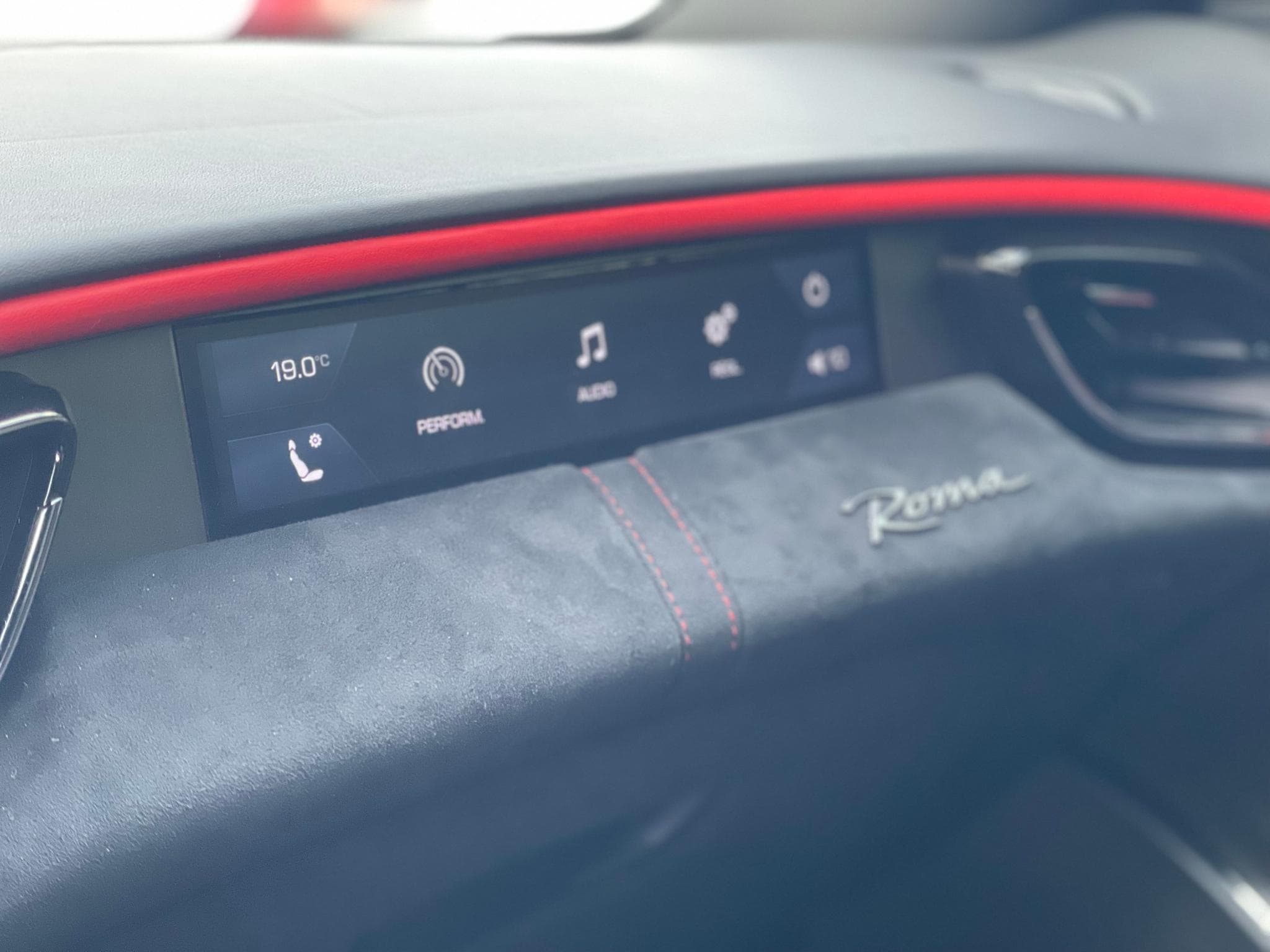 Ferrari Roma Coupé 3.9 V8 620 Carbone (2021) - Photo 14