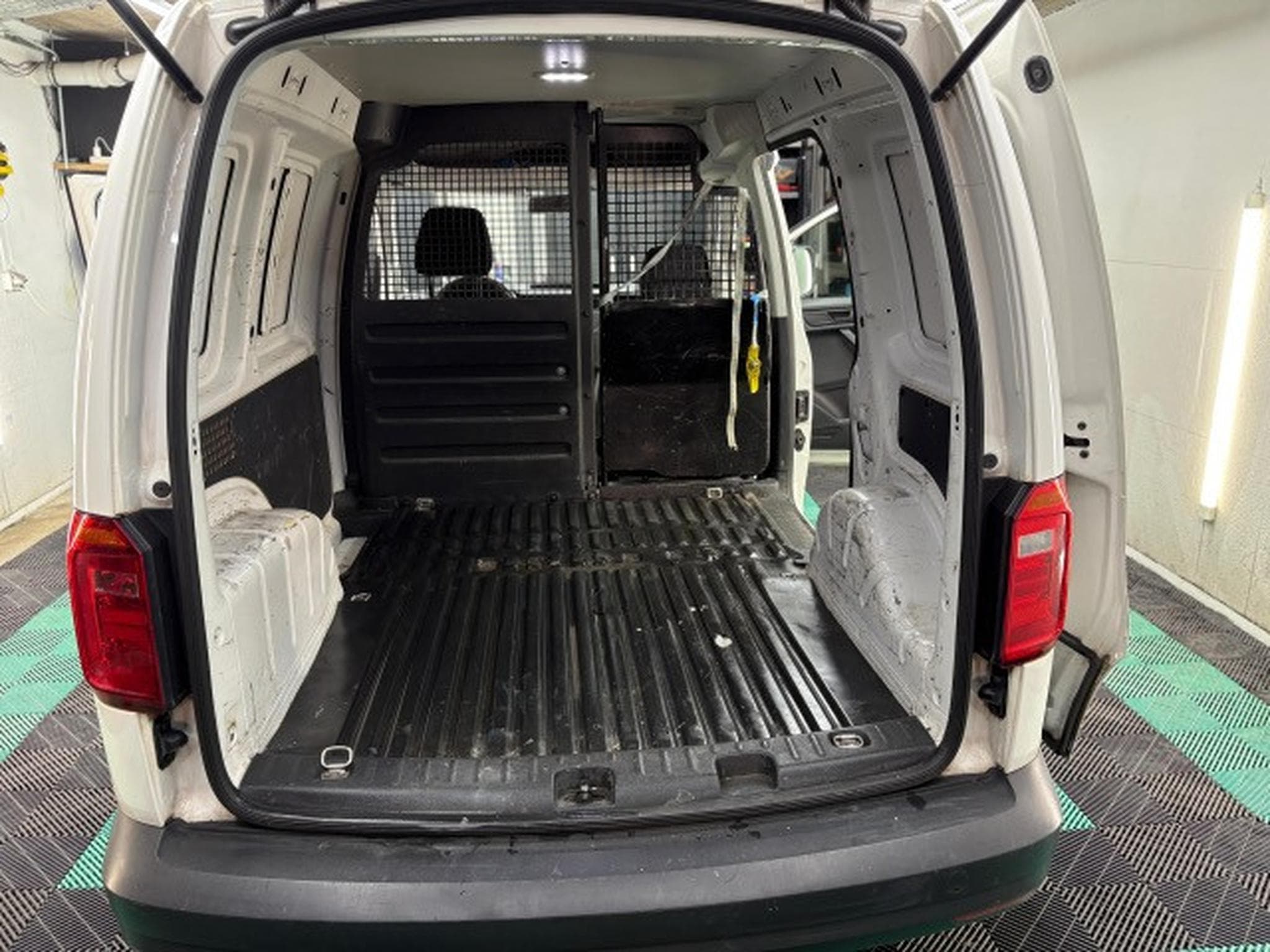 VW Caddy Fourgon 2.0 tdi 75 kw 102 ch. (2018) - Photo 9