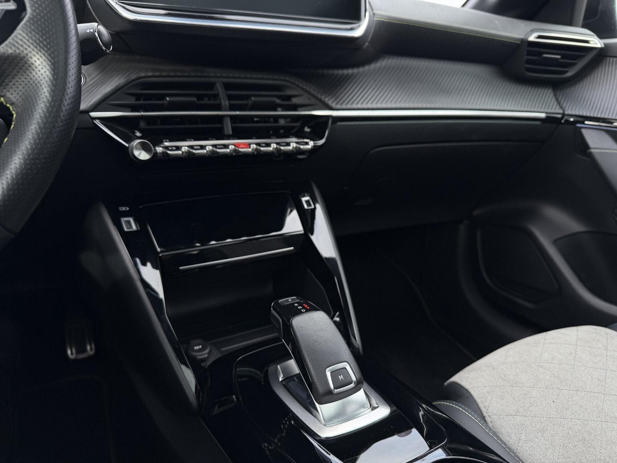 Peugeot 208 1,2 GT_LINE AUTOMATIQUE 130 PS Limited edition (2021) - Photo 18