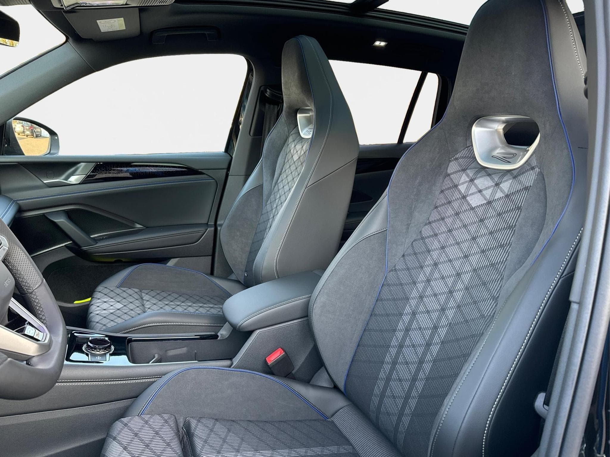 VW Tiguan R-Line Edition (2025) - Photo 16